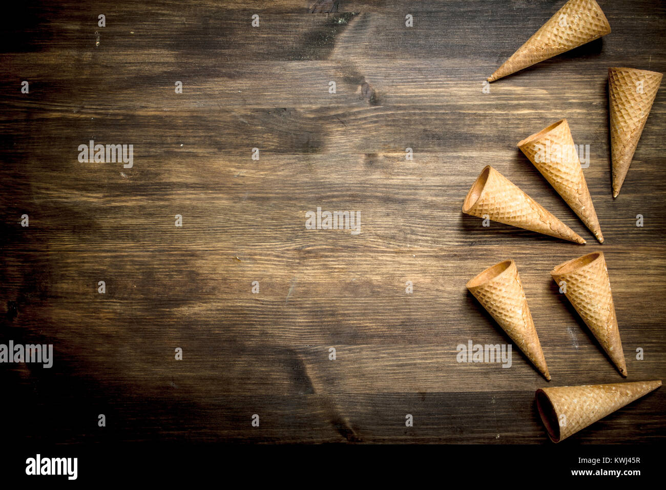 Coppe di cialde per gelati. Su un tavolo di legno. Foto Stock
