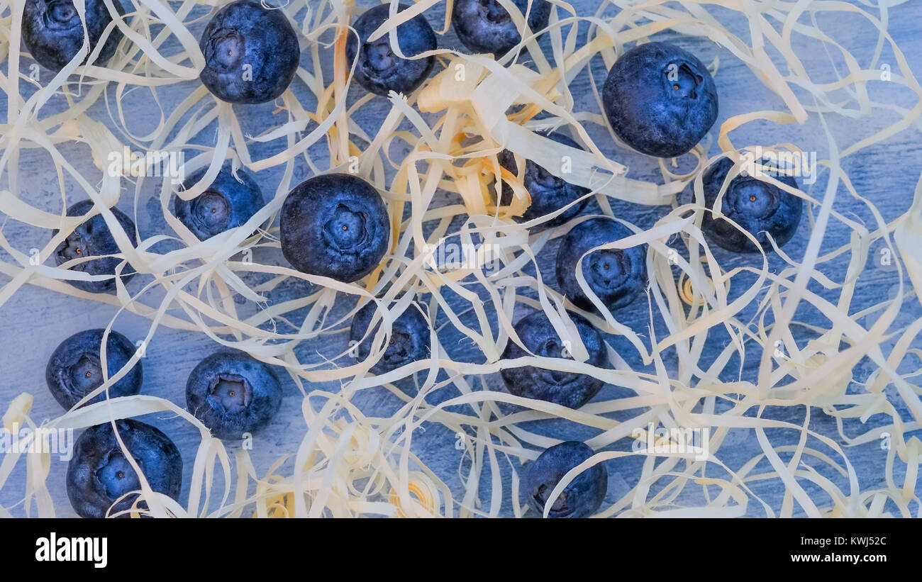 Super Antiossidante mirtilli su sfondo azzurro. Foto Stock