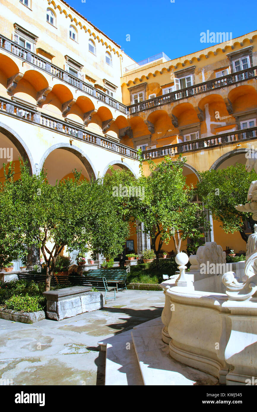 Napoli , ITALIA IL 10/16/2016 Il Chiostro di San Gregorio Armeno a Napoli Foto Stock