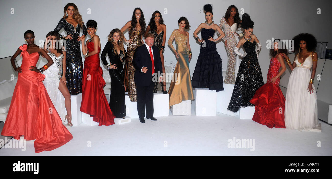 NEW YORK, NY - Luglio 27: Donald Trump e Miss Universo Organizzazione Presidente Paula Shugart (C) e (L-R) Miss Tanzania 2007 Flaviana Matata, Miss Albania 2010 Angela Martini, Miss Italia 2010 Rosanna Purcell, Miss USA 2003 Susie Castillo, Miss USA 2004 Shandi Finnessey, Miss Universo 2003 Amelia Vega, Miss Universo 2008 Dayanna Mendoza, Miss Universo 2002 Justine Pasek, Miss Universo 2007 Riyo Mori, Miss Kosovo 2009 Marigona Dragusha, Miss Kosovo 2008 Zana Krasniqi e Miss Francia 2009 Chloe Mortaud frequentare un photocall at Chelsea Piers, Studio 59 sulla luglio 27, 2011 a New York City. Persone: Foto Stock