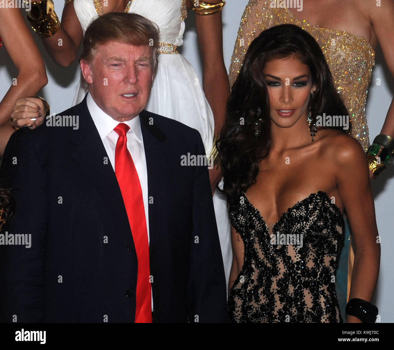 NEW YORK, NY - Luglio 27: Donald Trump e Miss Universo Organizzazione Presidente Paula Shugart (C) e (L-R) Miss Tanzania 2007 Flaviana Matata, Miss Albania 2010 Angela Martini, Miss Italia 2010 Rosanna Purcell, Miss USA 2003 Susie Castillo, Miss USA 2004 Shandi Finnessey, Miss Universo 2003 Amelia Vega, Miss Universo 2008 Dayanna Mendoza, Miss Universo 2002 Justine Pasek, Miss Universo 2007 Riyo Mori, Miss Kosovo 2009 Marigona Dragusha, Miss Kosovo 2008 Zana Krasniqi e Miss Francia 2009 Chloe Mortaud frequentare un photocall at Chelsea Piers, Studio 59 sulla luglio 27, 2011 a New York City. Persone: Foto Stock