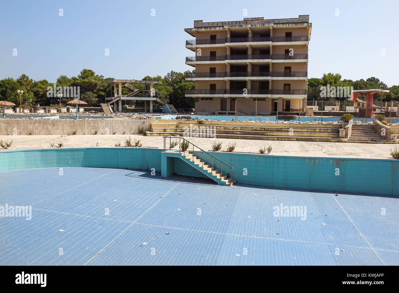 Una piscina del resort abbandonati si svuota e danni Foto Stock