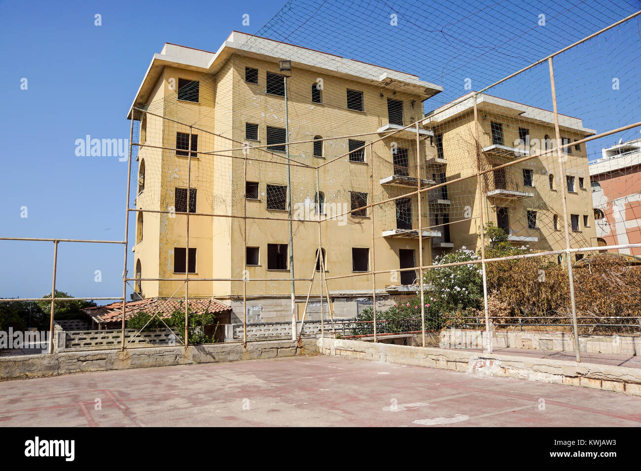 Una piscina del resort abbandonati si svuota e danni Foto Stock