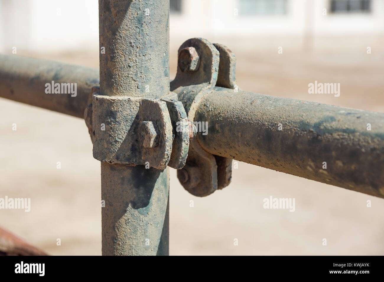 Tubo di metallo tubazioni di acqua le fascette serratubo Foto Stock
