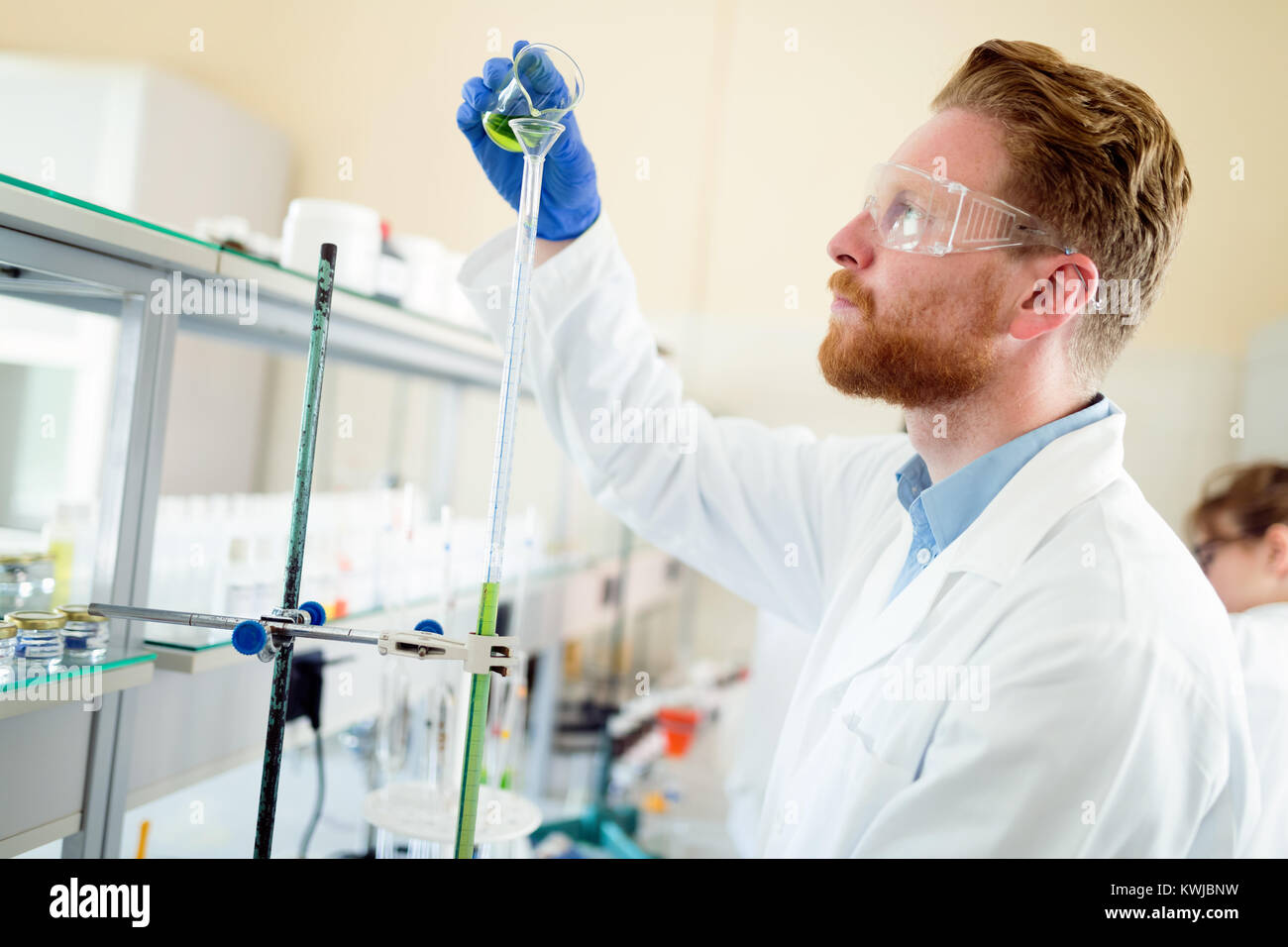 Attraente studente di chimica a lavorare nel laboratorio Foto Stock