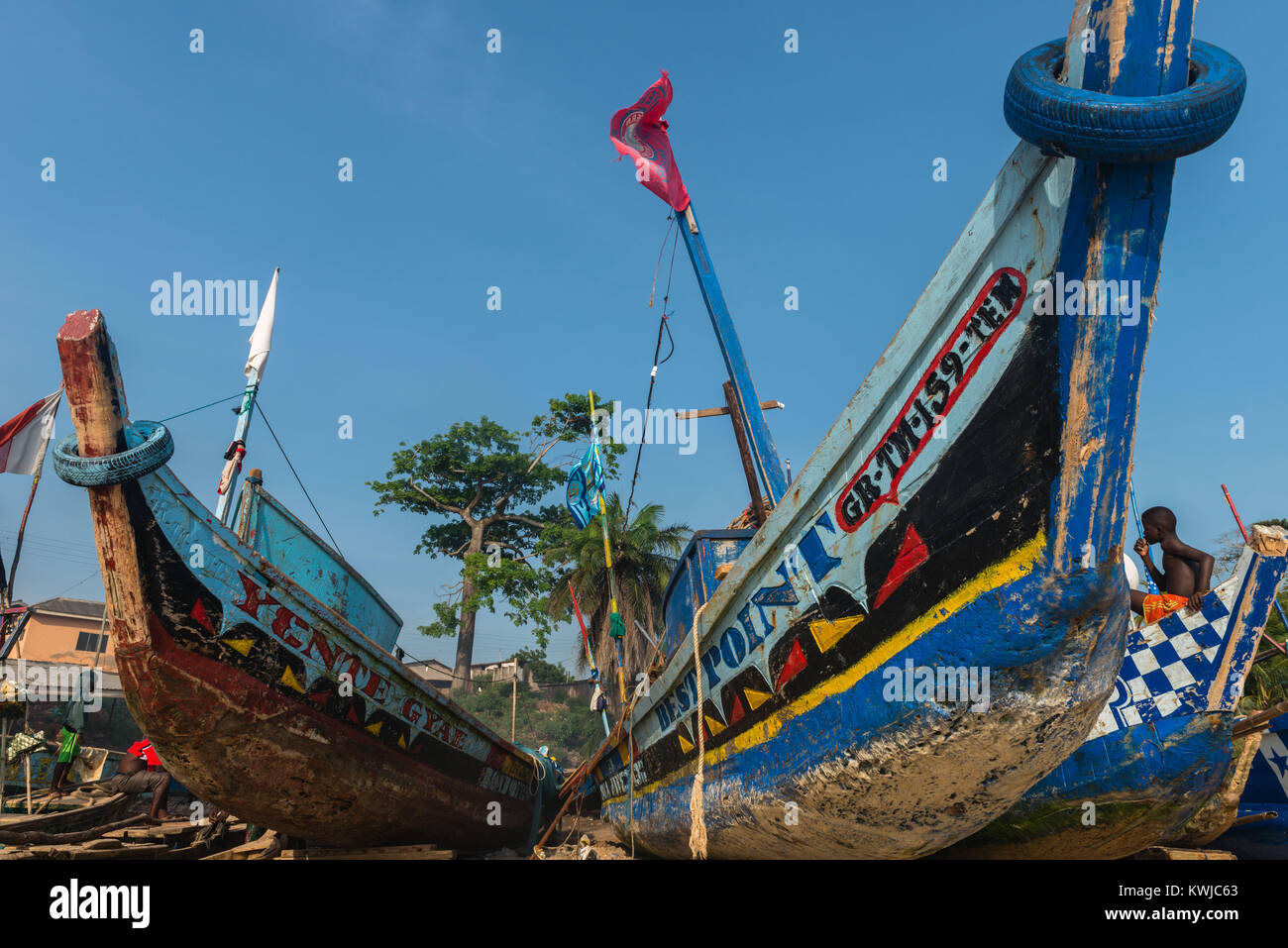 In legno barche da pesca linea fino in spiaggia, Senya Beraku, Gold Coast, Regione centrale, Ghana, Africa Foto Stock