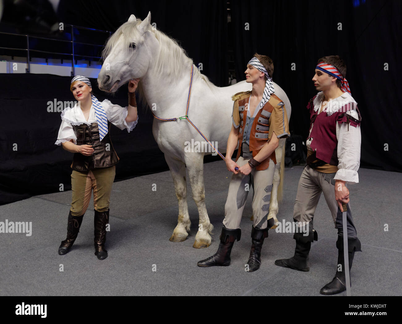 I piloti del circo della dinastia Alexandrov-Serge durante la conferenza stampa dedicata alla premiere del film Snow Queen a San Pietroburgo, Russia Foto Stock