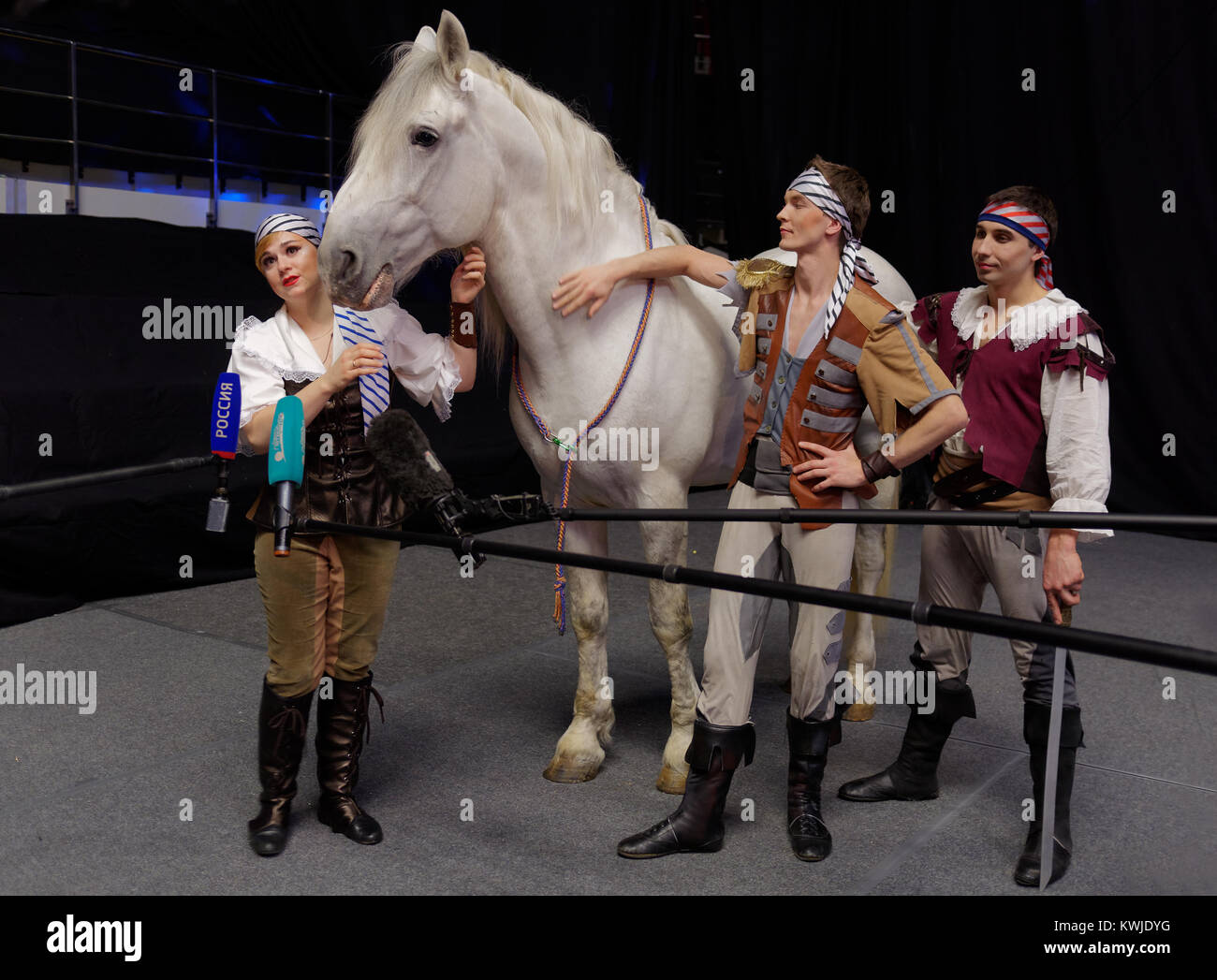 I piloti del circo della dinastia Alexandrov-Serge durante la conferenza stampa dedicata alla premiere del film Snow Queen a San Pietroburgo, Russia Foto Stock