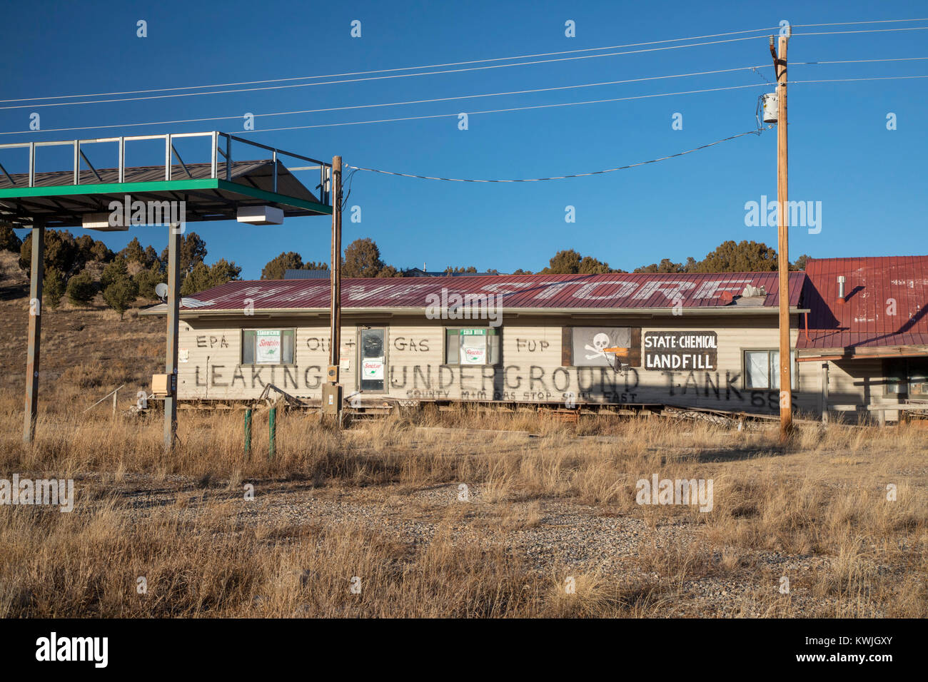 Mancos, Colorado - una chiusa Sinclair gas station/minimarket con perdite di benzina sotterraneo dei serbatoi di stoccaggio. La struttura è vicino all'entrata Foto Stock