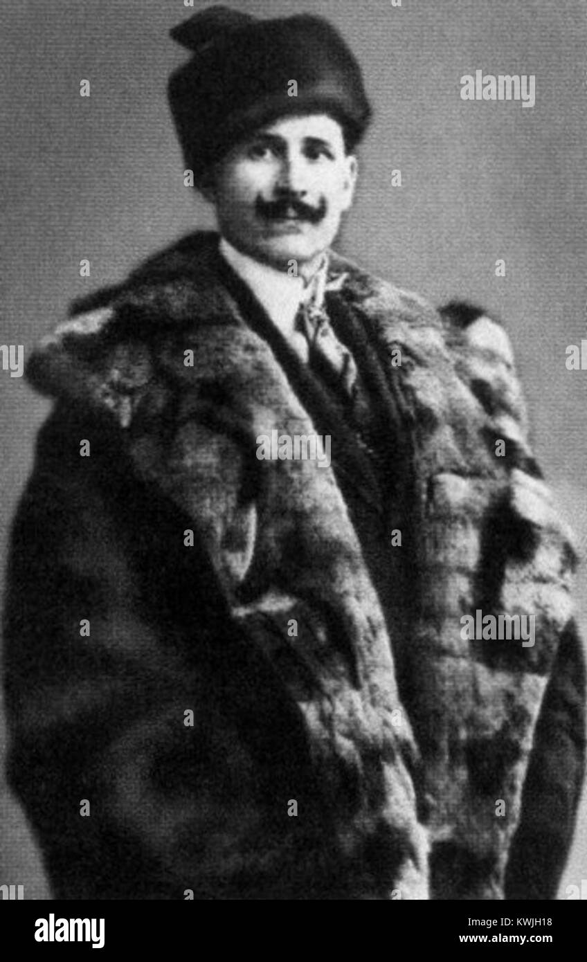 Questa immagine raffigura Joseph Krzesiński, che è mostrato in formato ritratto con caratteristiche e abbigliamento indicativi del suo background professionale e dell'epoca. Foto Stock