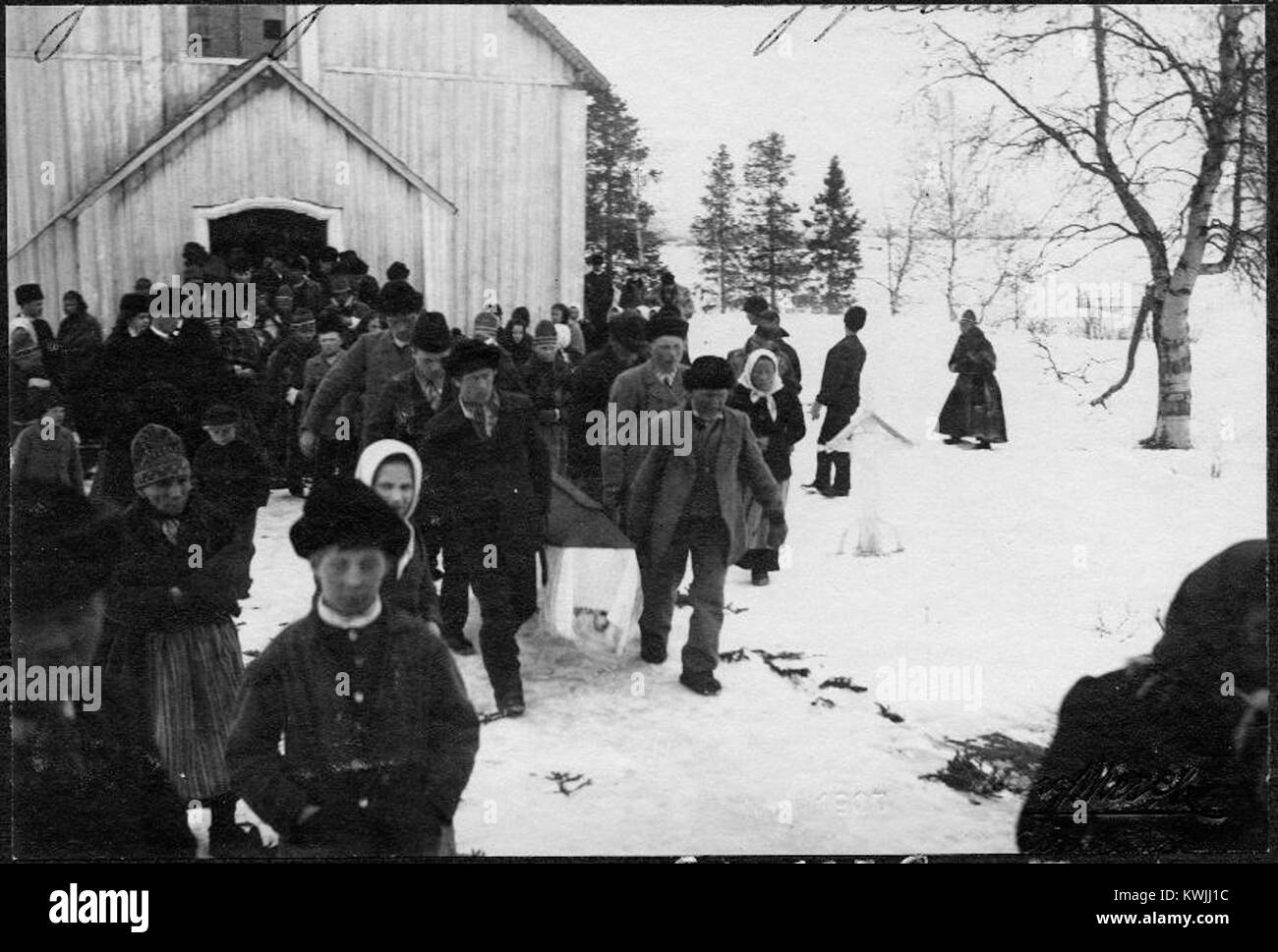 Jukkasjärvi kyrka, costruita all'inizio del XVII secolo a Jukkasjärvi, in Svezia, è una chiesa in legno nota per la sua architettura in legno, la costruzione storica e il ruolo di centro parrocchiale della Lapponia svedese. Foto Stock