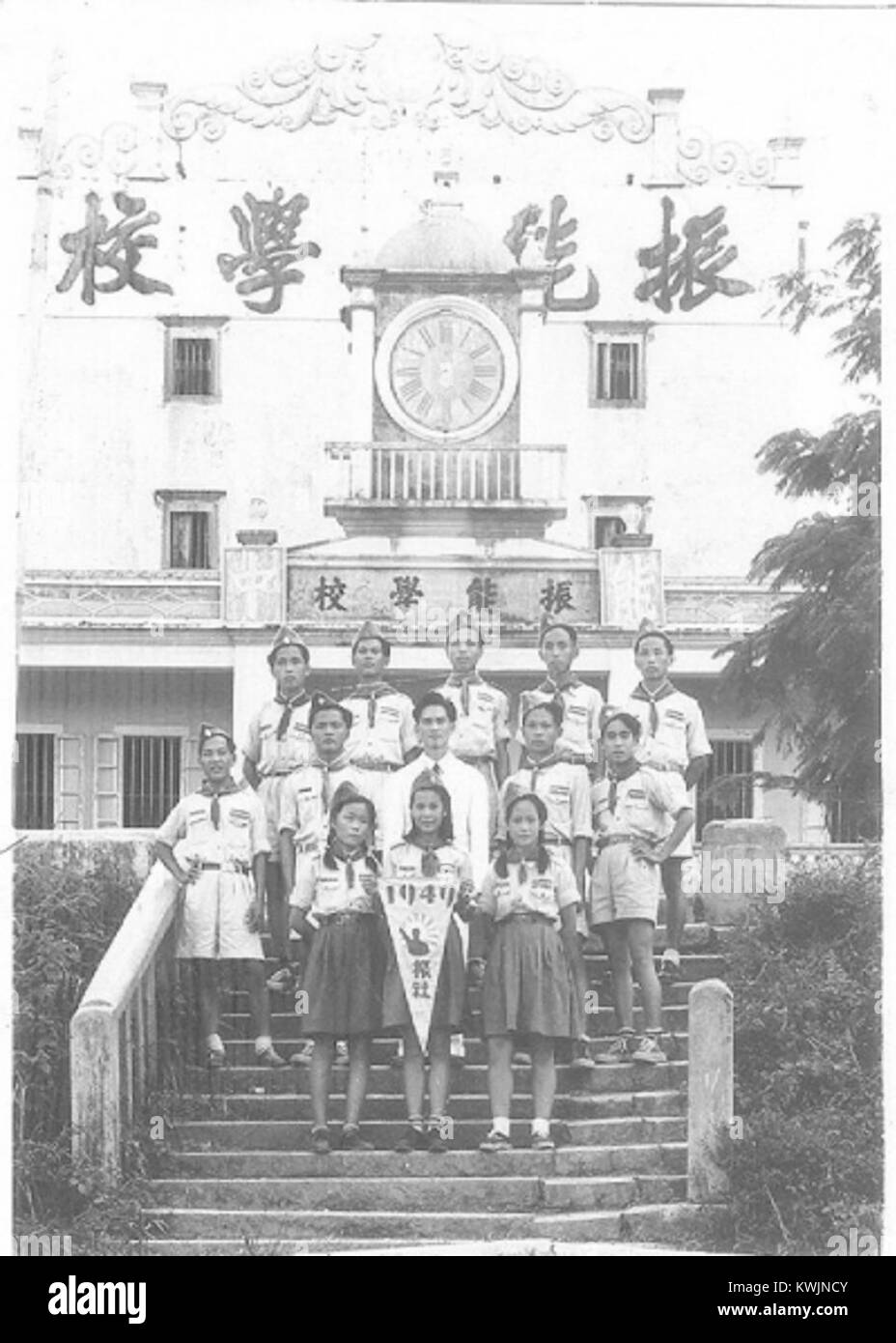 Fotografia di Boy Scouts della scuola di Zhenneng che mostra i giovani impegnati in attività di scouting che enfatizzano l'educazione all'aperto, la leadership, il lavoro di squadra e i valori della comunità. Foto Stock