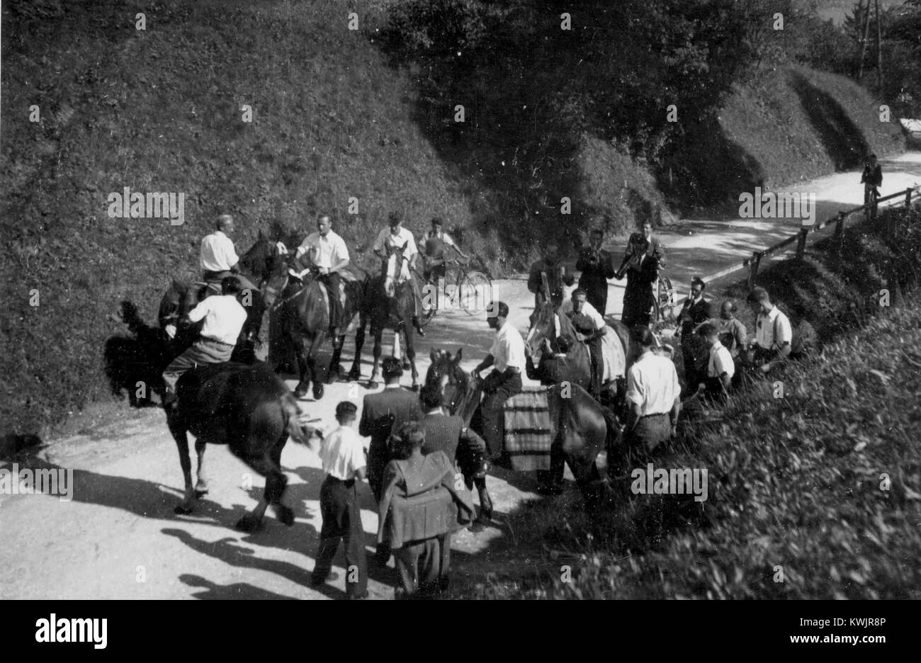 Tradotta come “Zahomše steeplechase riders on Horses 1951”, questa fotografia mostra i membri del gruppo equestre tradizionale «štehvovci» a cavallo a Zahomše, Slovenia, nel 1951, che espone i cavalieri a cavallo, l'abbigliamento tradizionale e lo sport rurale. Foto Stock
