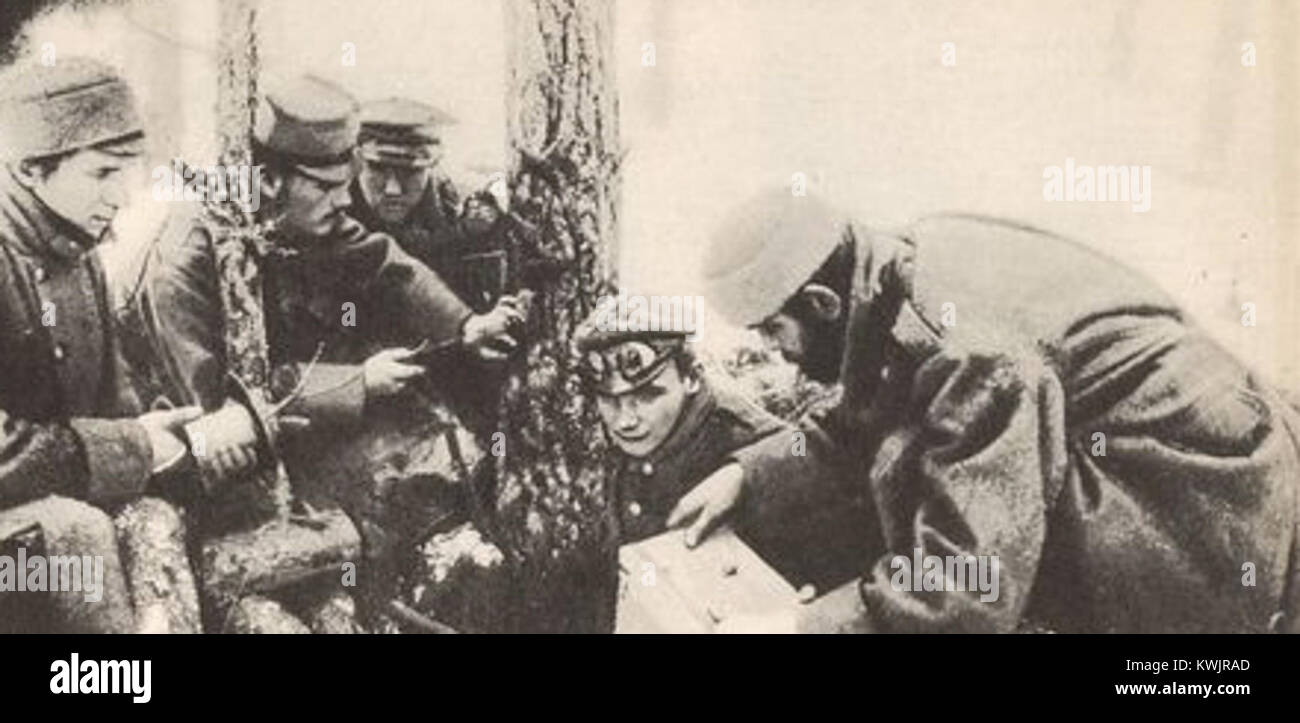 Soldati della Legione polacca che preparano una miniera durante la prima guerra mondiale, mostrando l'ingegneria sul campo e i preparativi per il combattimento. Foto Stock