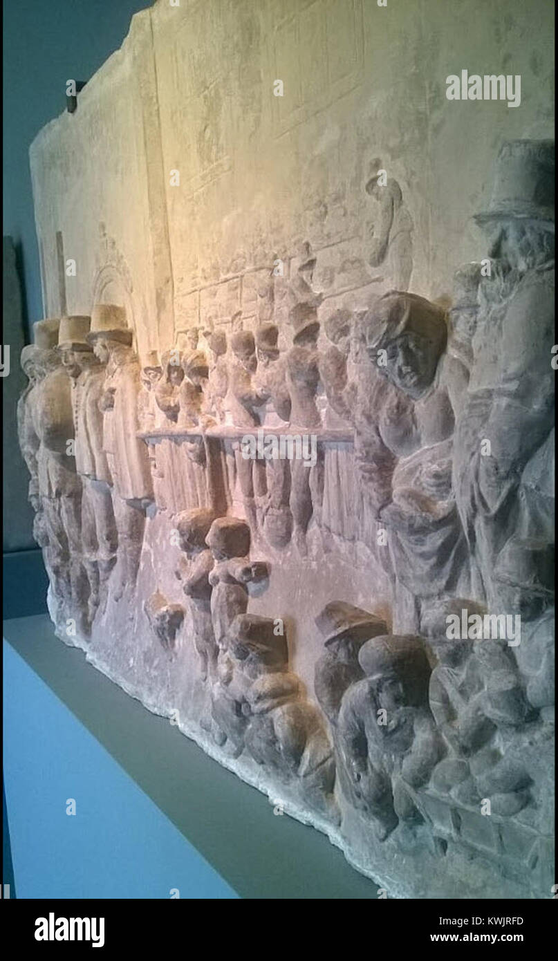 Una scultura a rilievo in arenaria vista lateralmente, che mostra intricate sculture e artigianato rappresentativo delle antiche tecniche di arte della pietra. Foto Stock