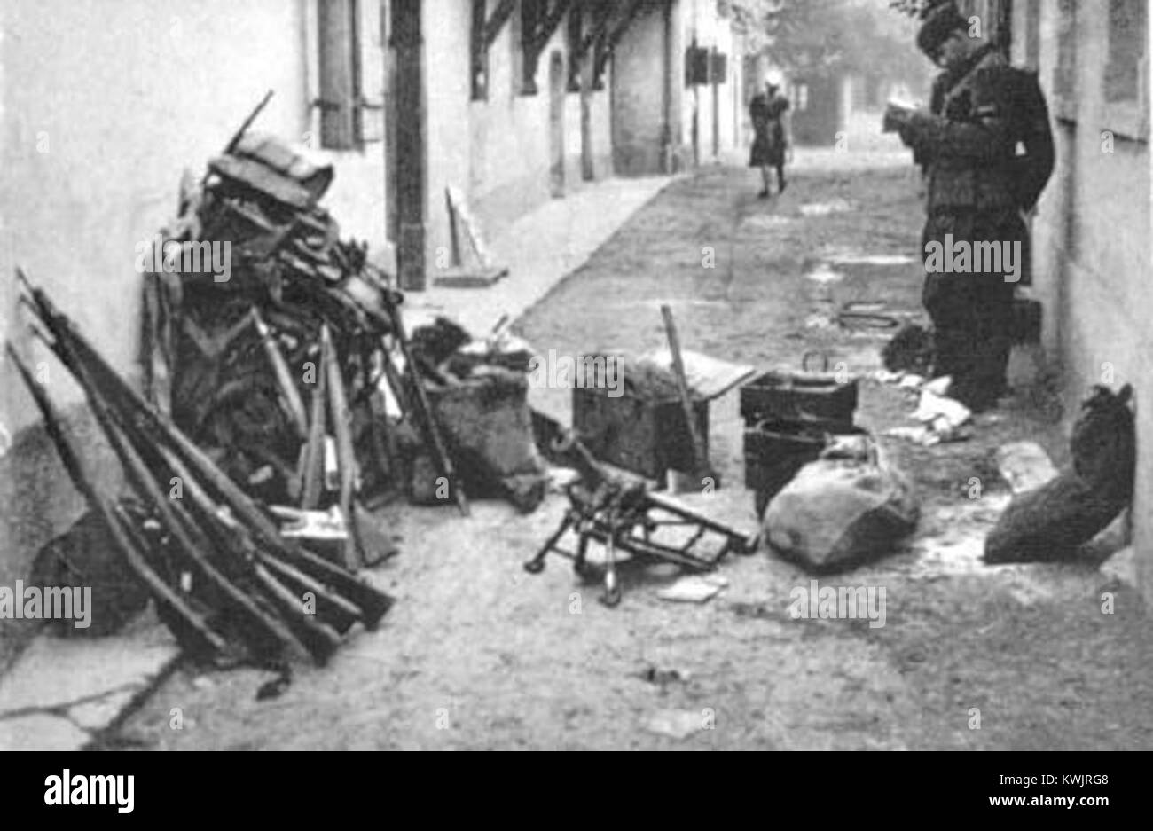 Fotografia che mostra armi di parte confiscate dalla seconda guerra mondiale, probabilmente nei Balcani, con fucili, mitragliatrici e munizioni catturate dopo le operazioni di combattimento. Foto Stock