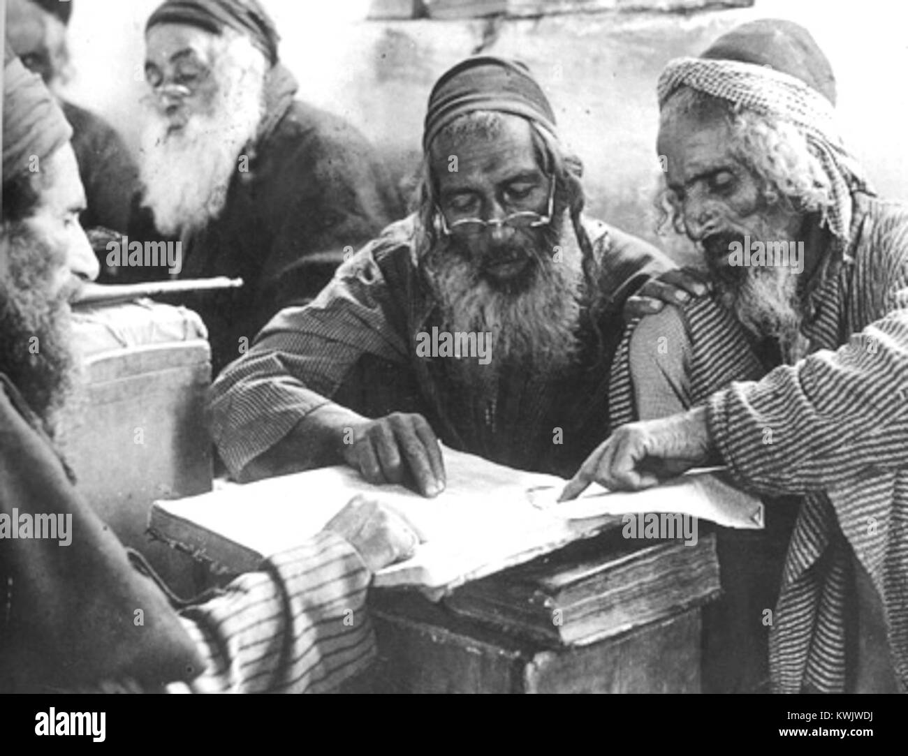 Questa fotografia della Palestina ottomana mostra gli anziani ebrei yemeniti impegnati nello studio della Torah. Riflette le profonde tradizioni religiose e le pratiche culturali della comunità ebraica yemenita durante i primi anni '1900 Foto Stock