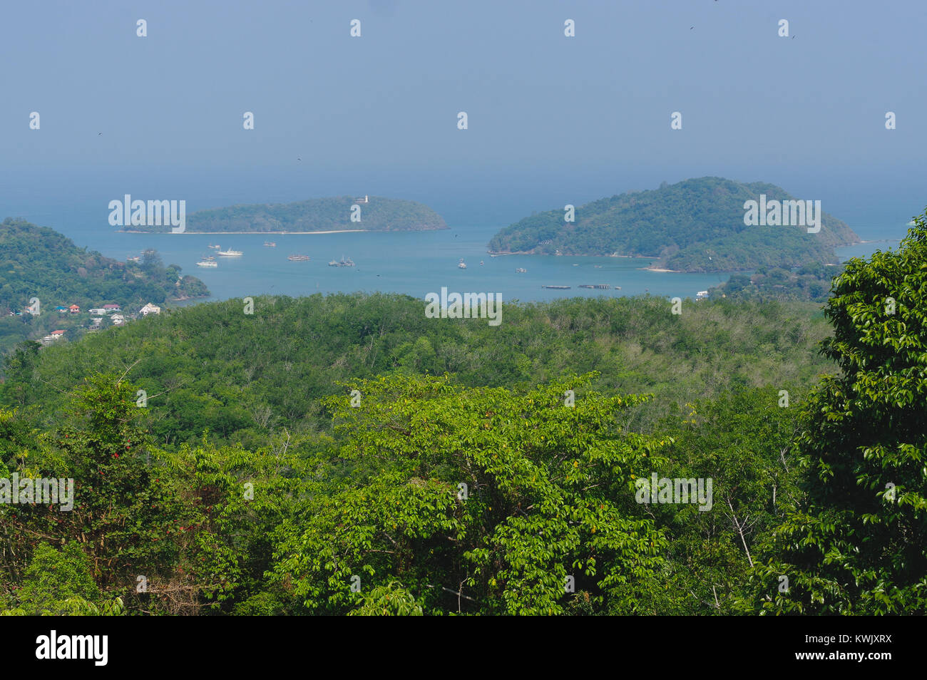 Bellissimo panorama vista mare del Porto di Laem Panwa Cape famose attrazioni nell'isola di Phuket, Tailandia Foto Stock