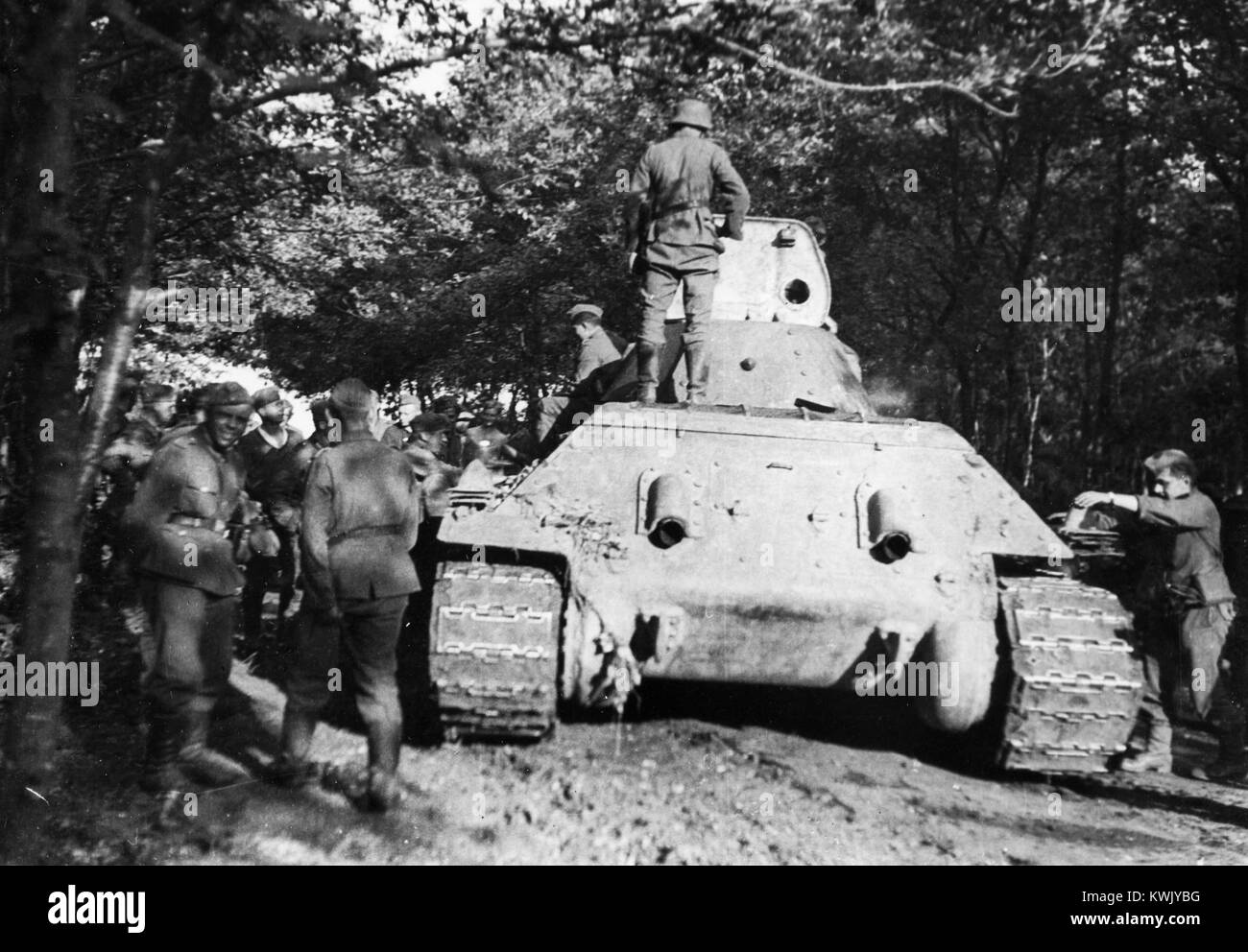Un carro T-34-76 sovietico catturato, mostrato in una fotografia in tempo di guerra. Questo modello di carro medio fu ampiamente utilizzato dall'Unione Sovietica durante la seconda guerra mondiale e divenne uno dei carri armati più influenti dell'epoca. Foto Stock