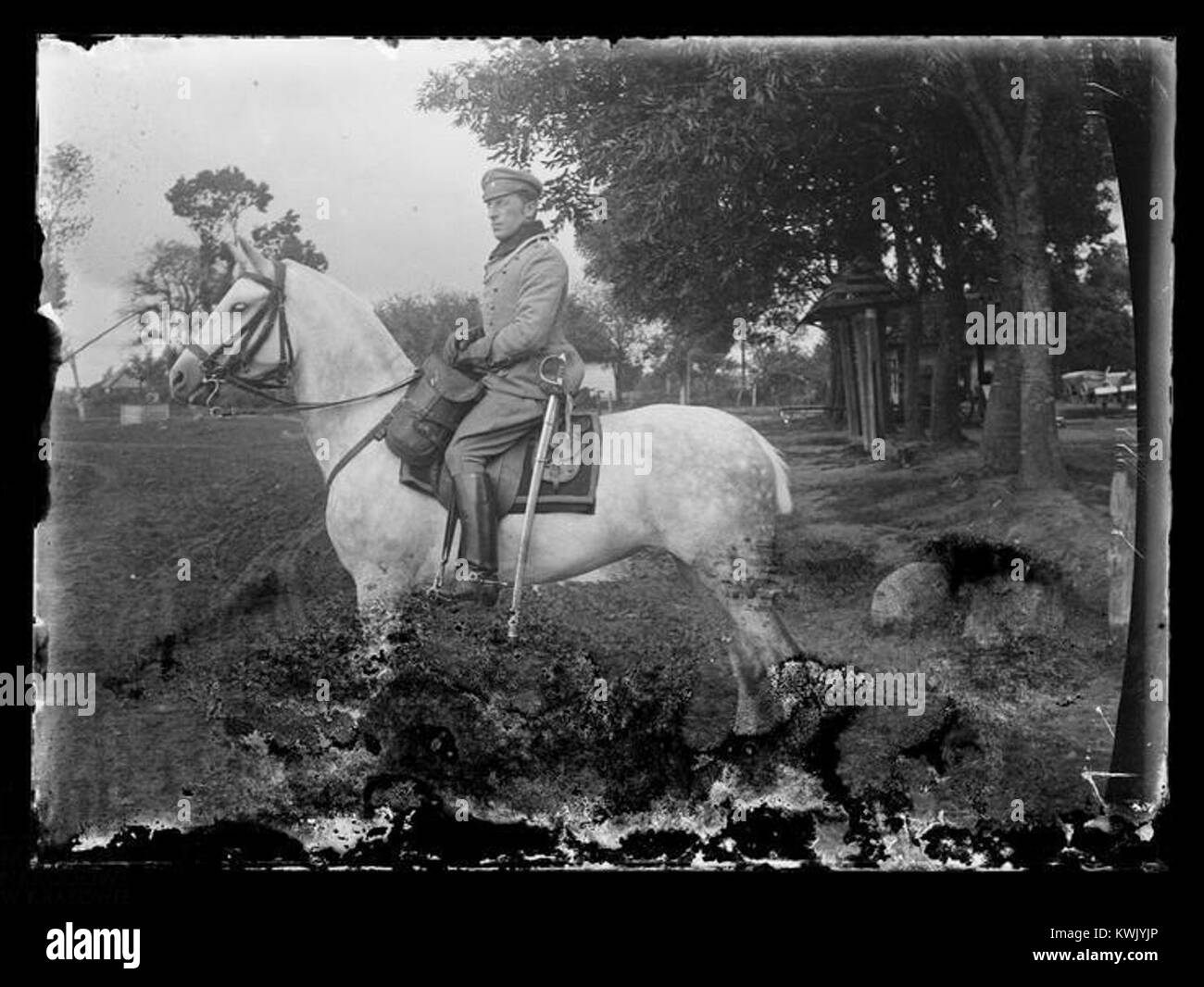 Questa immagine raffigura un segno storico in ferro, probabilmente associato al patrimonio industriale locale o alla segnaletica urbana; l'oggetto sembra essere realizzato in ghisa o ferro battuto e riflette le caratteristiche di fabbricazione e design del periodo nella sua regione di origine. Foto Stock