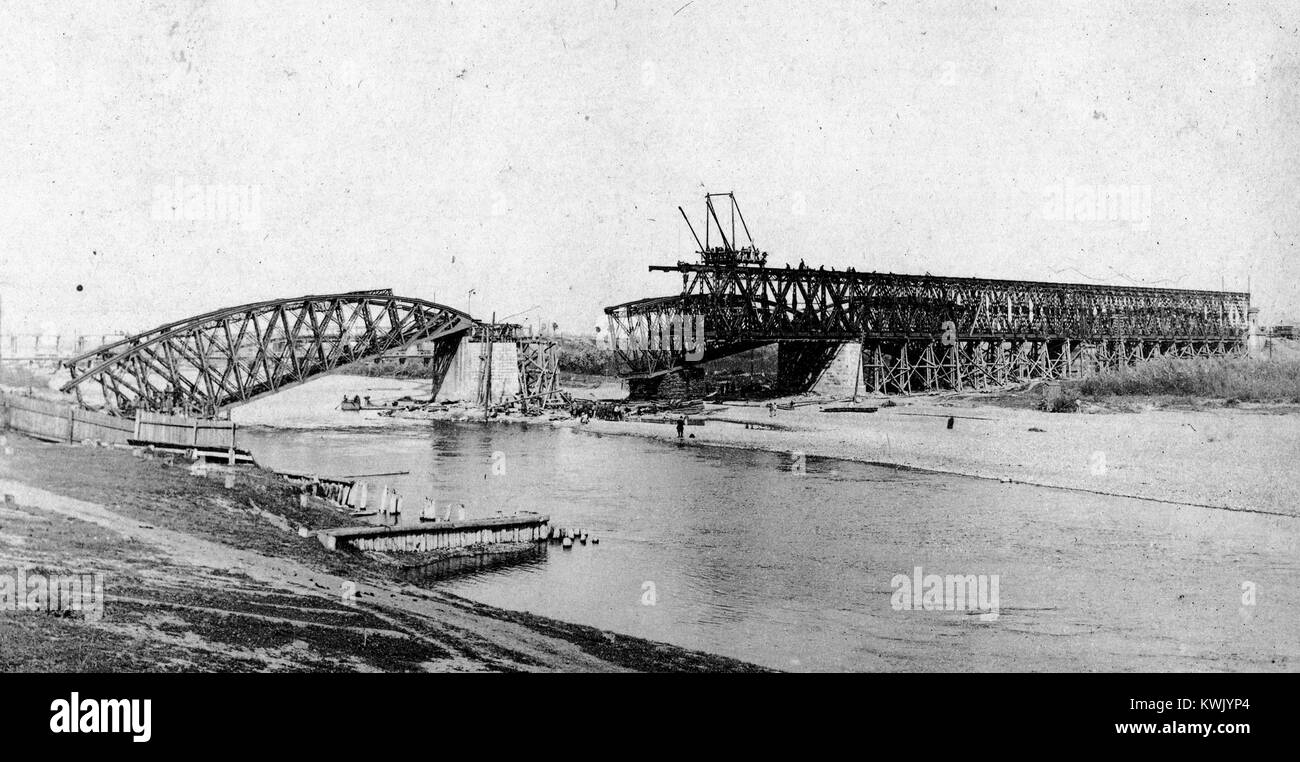 Una fotografia in tempo di guerra dall'archivio di Fortepan che mostra un edificio danneggiato con detriti circostanti, documentando la distruzione causata dal conflitto. Foto Stock