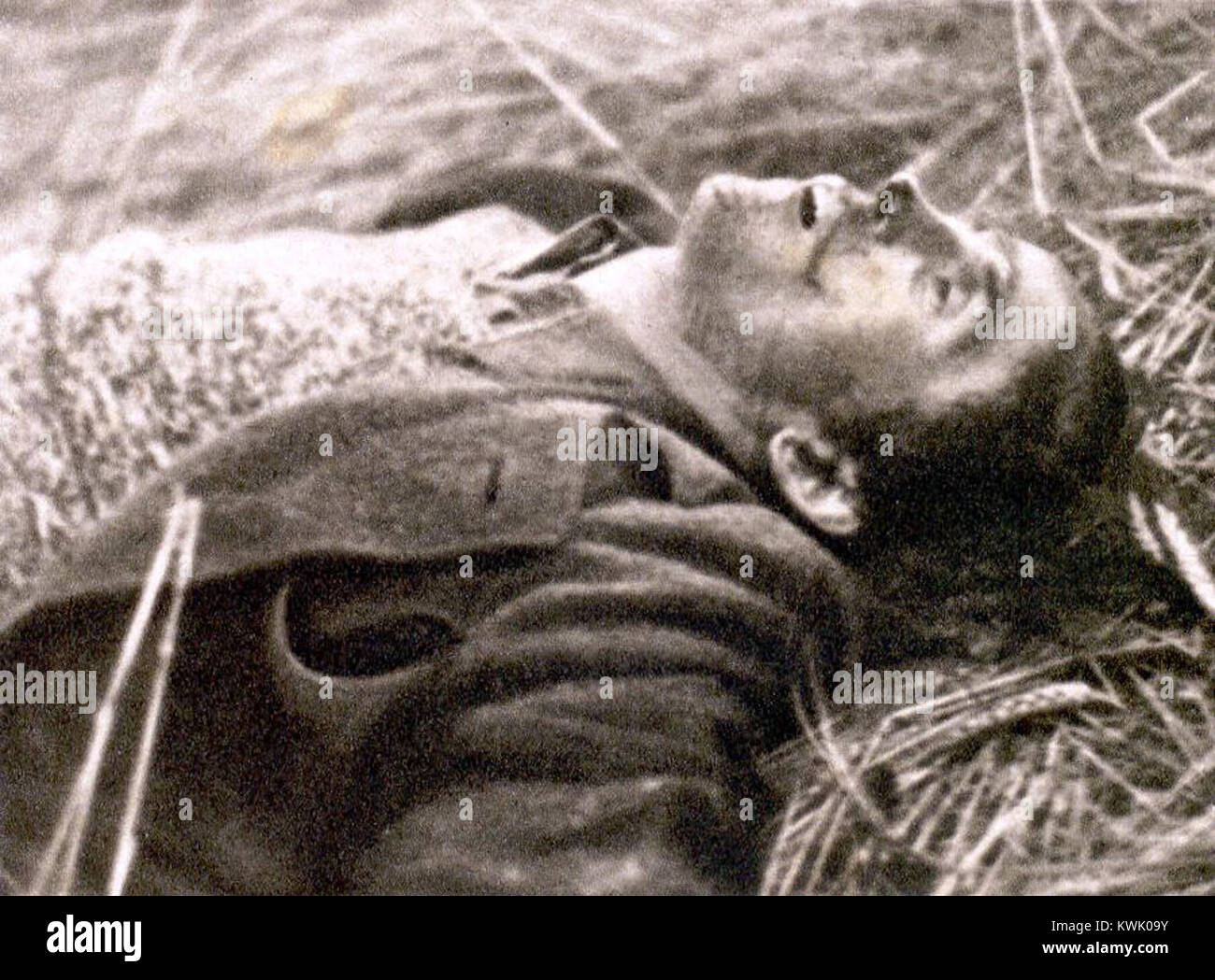 "Zrtev nemškega nasilja na Gorenjskem" si traduce in "vittime della violenza tedesca a Gorenjska", che si riferisce all'impatto delle azioni militari tedesche nella regione di Gorenjska in Slovenia durante la seconda guerra mondiale, specificamente legate alle vittime civili. Foto Stock