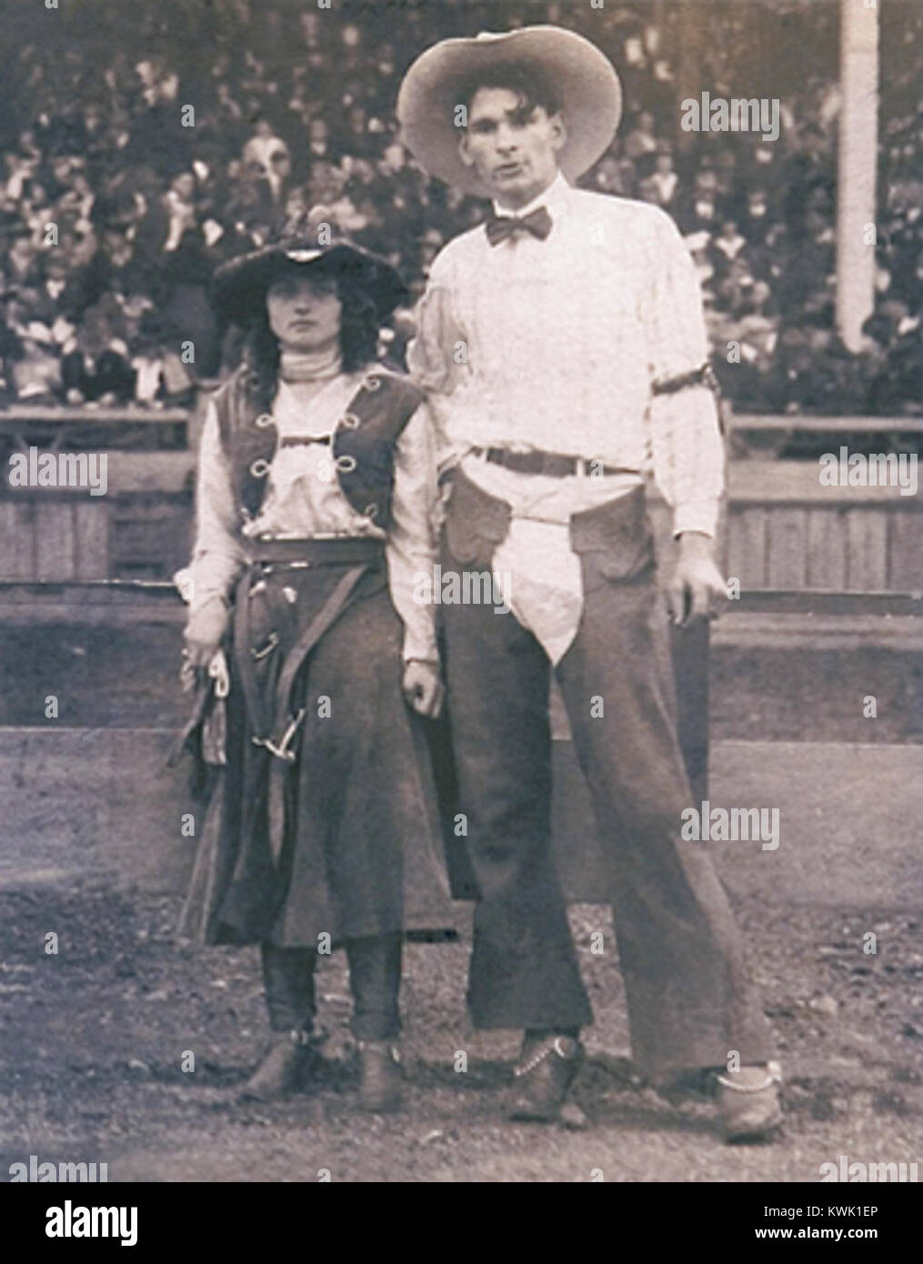 Questo articolo intitolato "Yakima & Kitty Canutt" si riferisce alla star del cinema muto Yakima Canutt e sua figlia Kitty Canutt, spesso presenti insieme in fotografie promozionali e foto pubblicitarie western B-Movie. Foto Stock