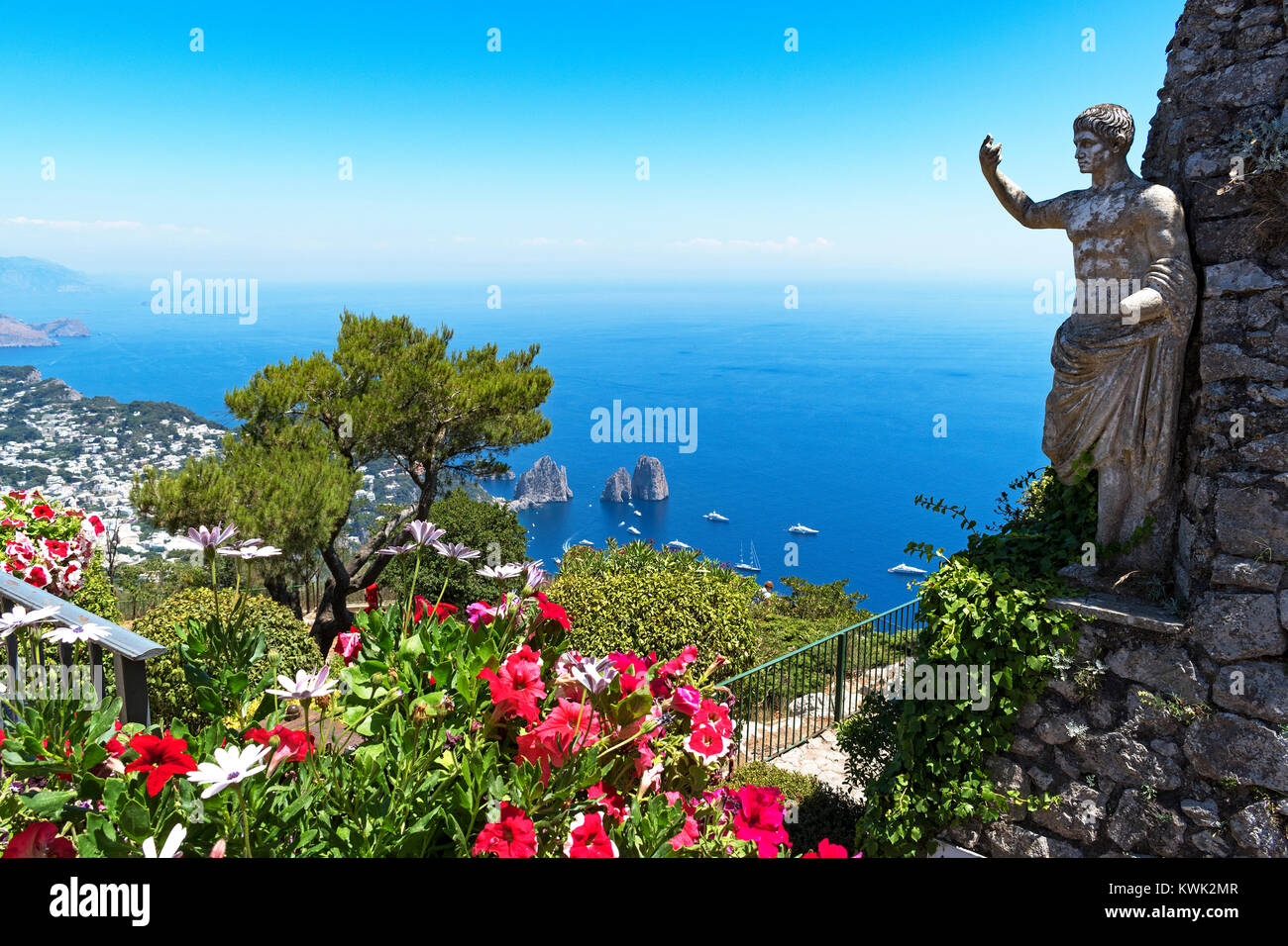 Statua di imperatore Cesare Augusto si erge sulla vetta del monte solaro sull isola di cpari nel golfo di Napoli, Italia Foto Stock