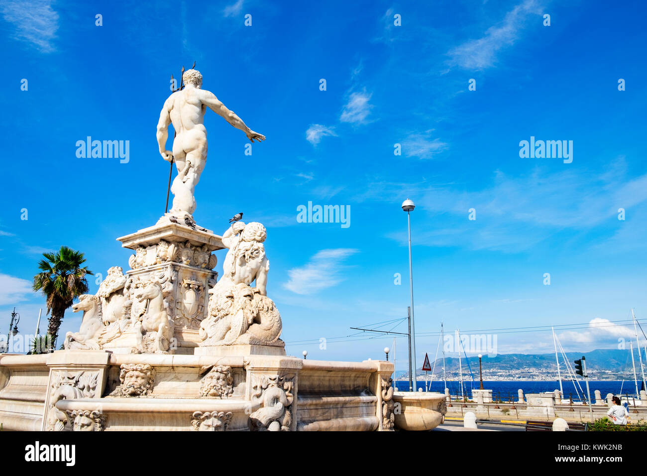 Scultura di Nettuno che si affaccia sul porto di Messina sull'isola di Sicilia, Italia. Foto Stock