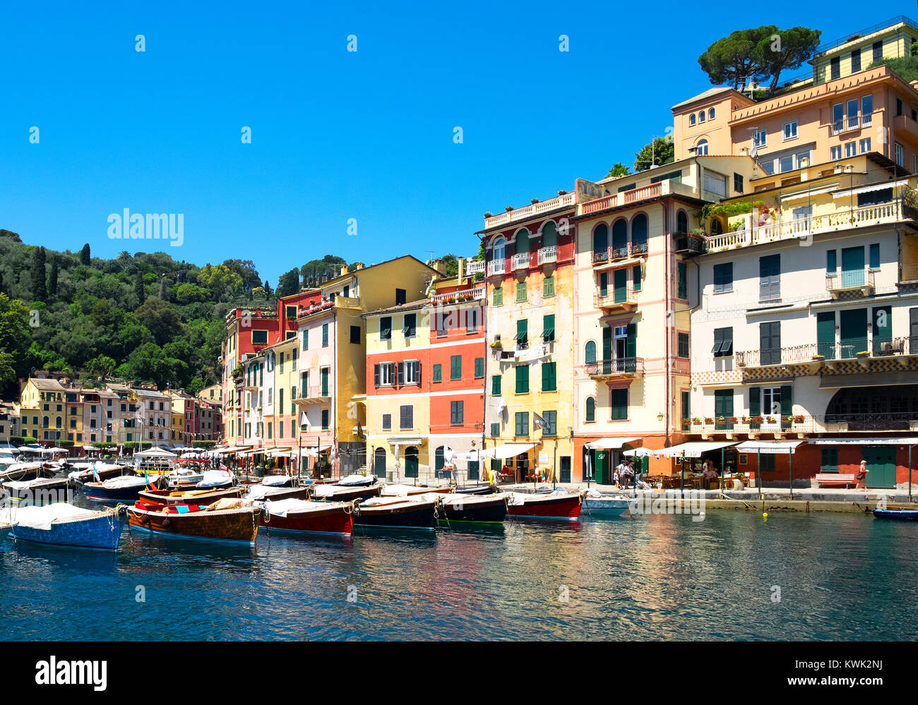Case colorate e le barche da pesca intorno al porto di Portofino, Genova, Italia. Foto Stock