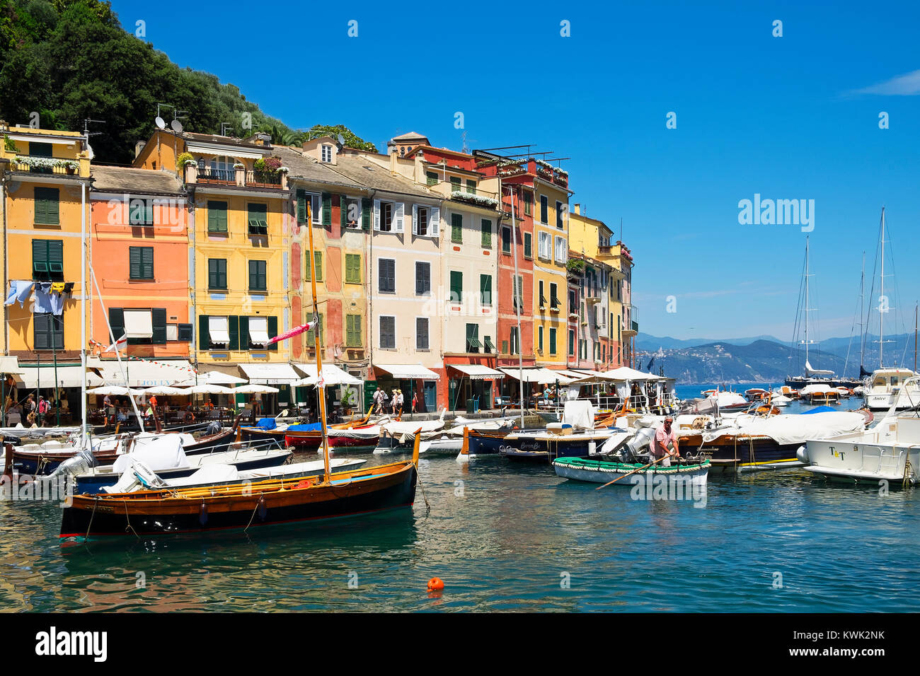 Case colorate e le barche da pesca intorno al porto di Portofino, Genova, Italia. Foto Stock