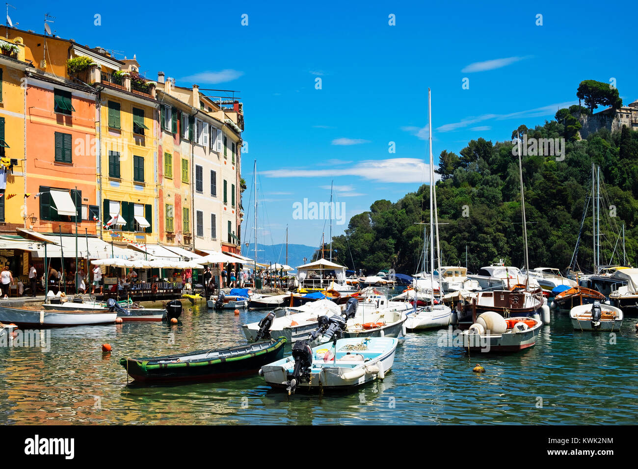 Case colorate e le barche da pesca intorno al porto di Portofino, Genova, Italia. Foto Stock
