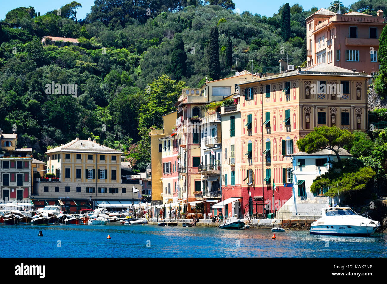 Case colorate e le barche da pesca intorno al porto di Portofino, Genova, Italia. Foto Stock