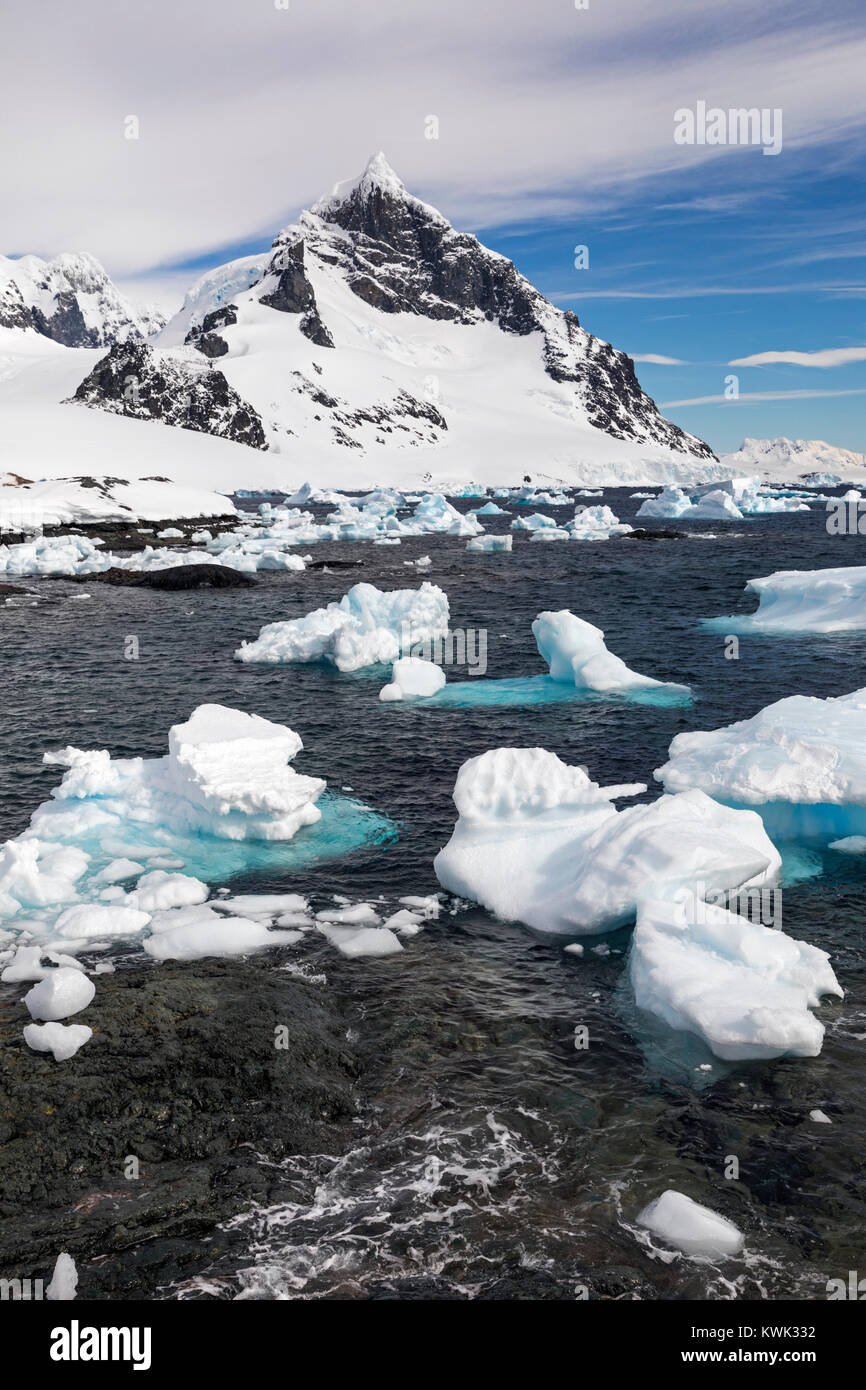 Mare di ghiaccio; iceburgs & neve e ghiaccio coperto Antartide paesaggio; RongÃ© isola; penisola Arctowski Foto Stock
