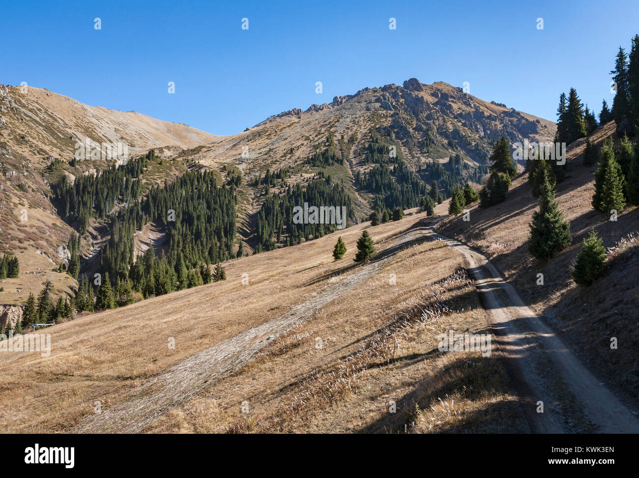 Paesaggio di montagna in zone aride Himalayan Zailiyskiy Alatau (Ile Alatau) pedemontana del nord del Tian Shan suddetta gamma Almaty, Kazakhstan, Asia Foto Stock