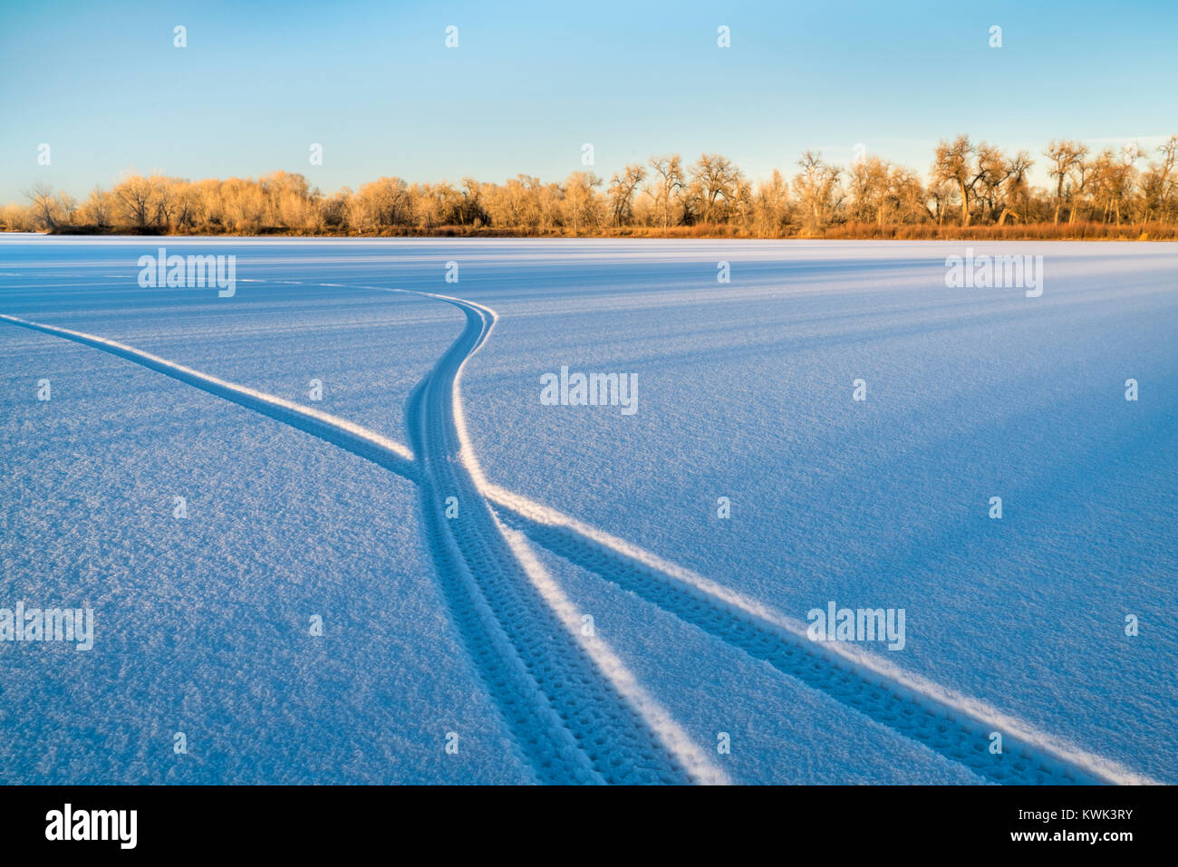 Impronte di un Fat Tire Bike su un lago ghiacciato nel nord del Colorado Foto Stock