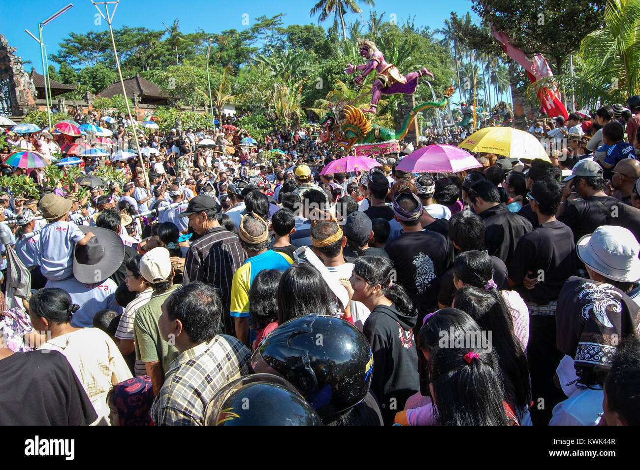 La parata Ogoh-Ogoh nella città di Tabanan Bali. Ogoh-ogoh parade è il simbolo del male e ha celebrato un giorno prima il Nyepi (silenzio giorno). Foto Stock