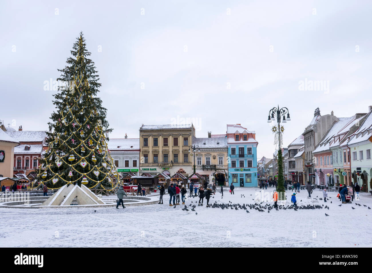 22'nd del dicembre 2017 , Città di Brasov, Romania, piazza principale con alte , Natale decorate albero e turisti Shopping sul viale commerciale , INVERNO Foto Stock