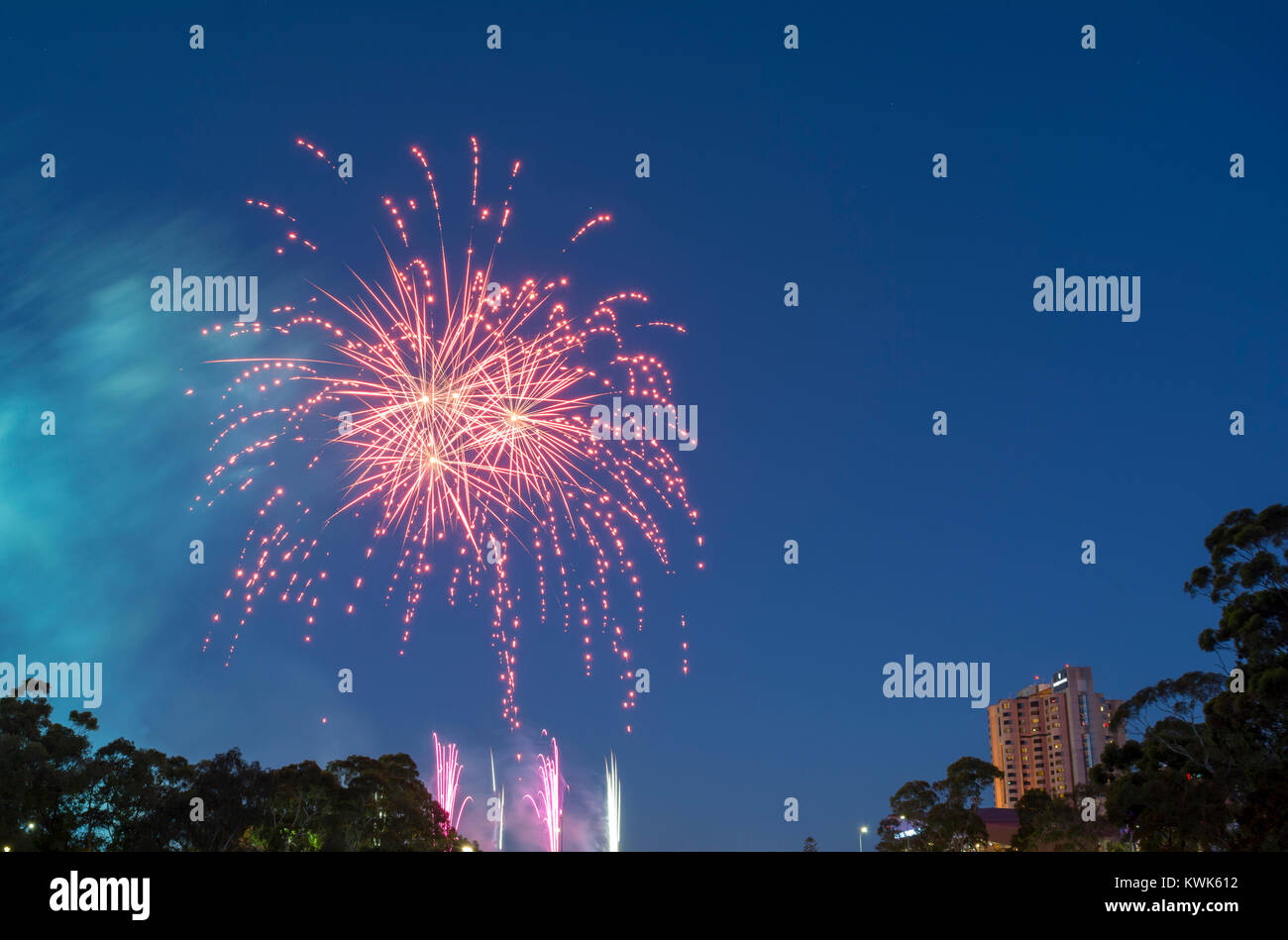 Famiglia amichevole inizio fuochi d'artificio Vigilia di Capodanno 2017 nel CBD di Adelaide, sopra il Fiume Torrens, Sud Australia Foto Stock