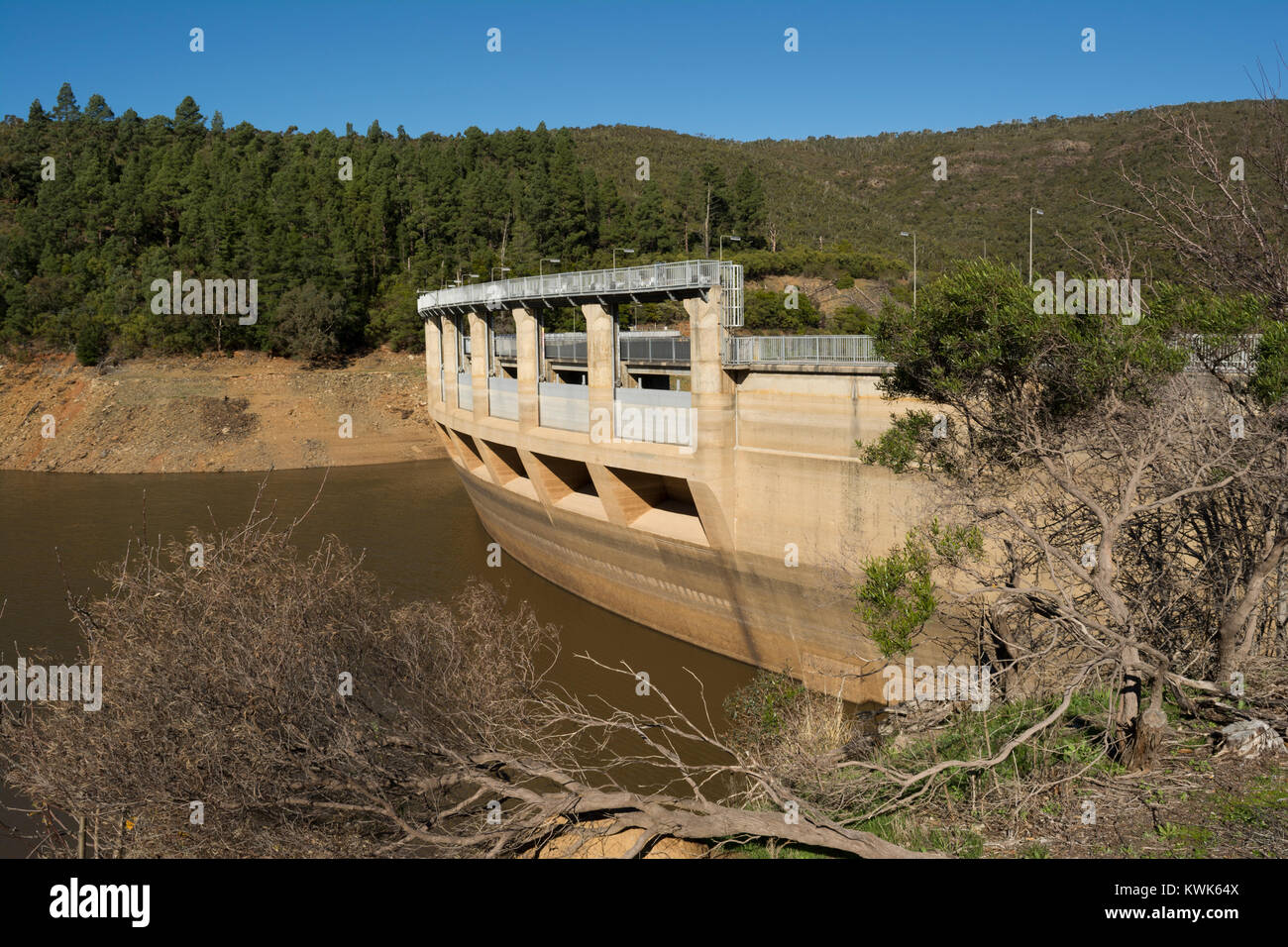 Kangarilla, South Australia, Australia: 1 luglio 2017 - Monte Bold il serbatoio e il lato della diga, inaugurato nel 1938 e ora aperte al pubblico. Foto Stock