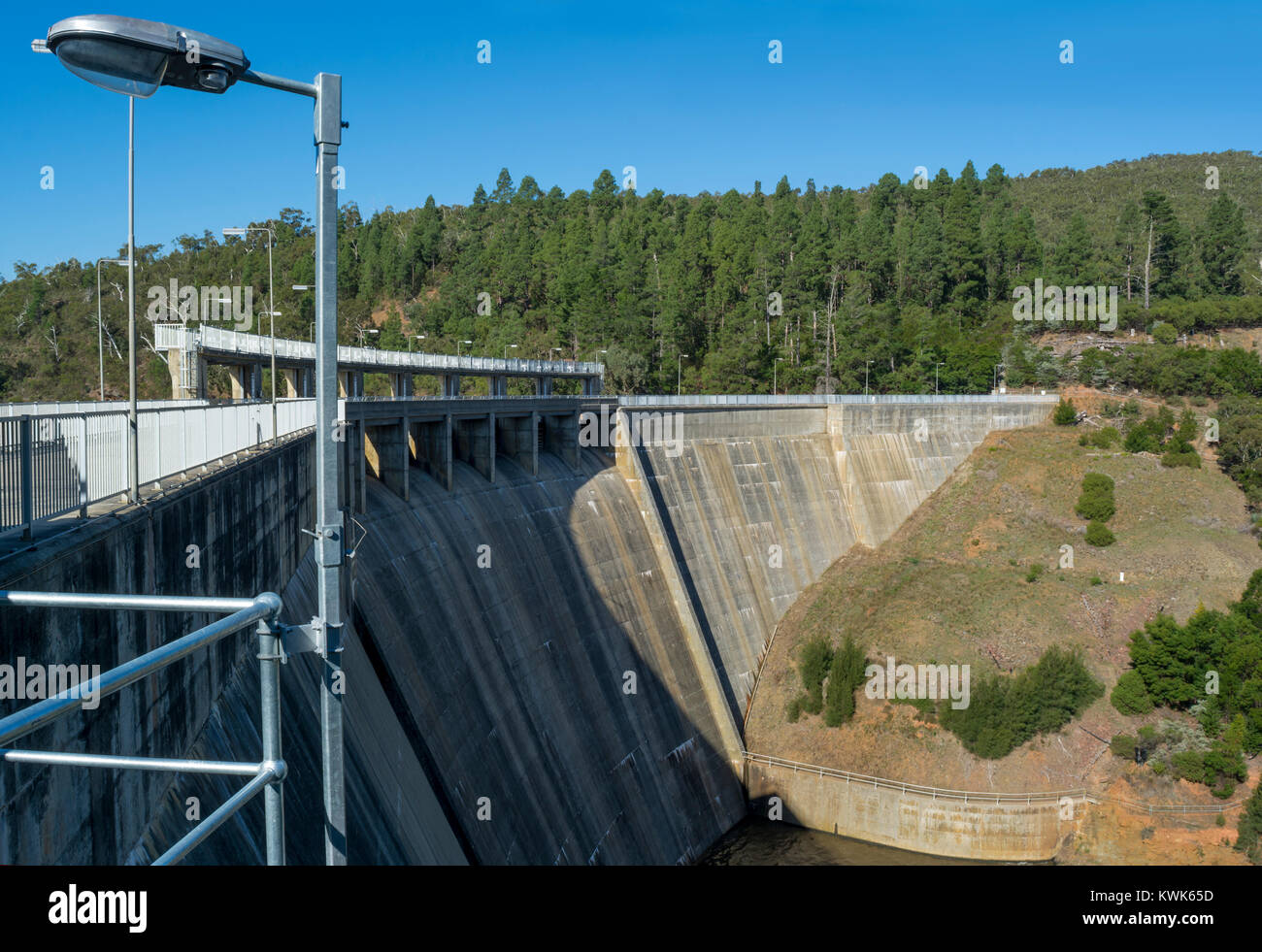 Kangarilla, South Australia, Australia: 13 Maggio 2017 - Dam parete e modo di slittamento del monte Bold serbatoio, aperto nel 1938 e ora aperte al pubblico. V Foto Stock