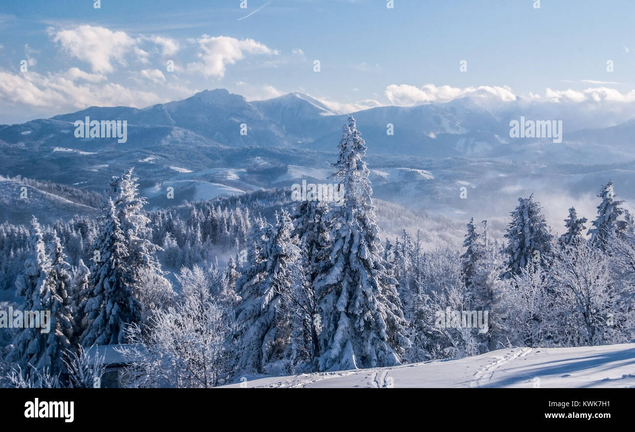 Vista di Mala Fatra montagne con Velky Rozsutec e Stoh hill da Velka Raca collina di Kysucke Beskydy montagne su slovacco - frontiere polacche durante Foto Stock