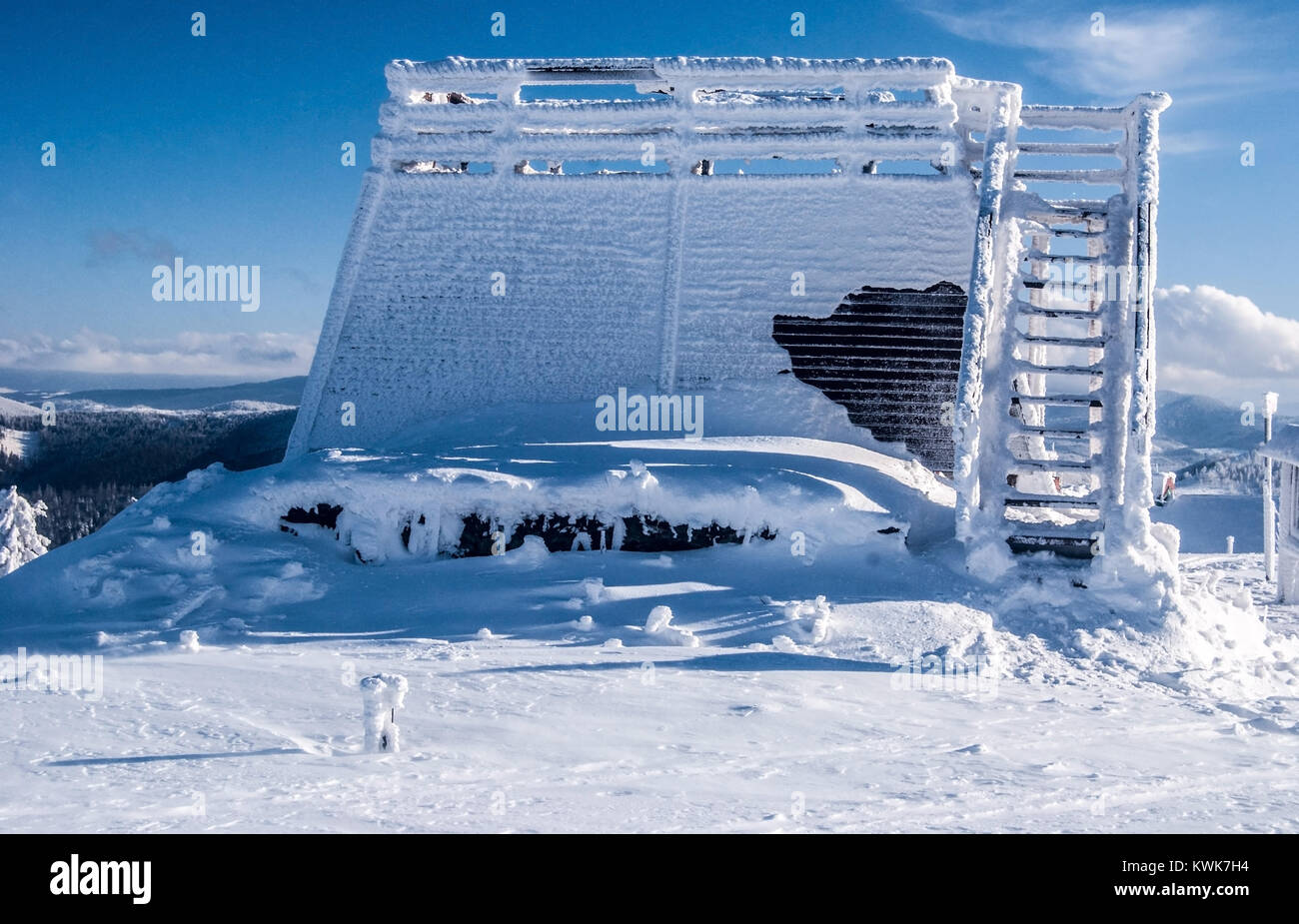 Vista sulla Torre Velka Raca collina di Kysucke Beskydy montagne su slovacco - frontiere polacche durante il congelamento giornata invernale con la neve e il cielo blu con solo f Foto Stock