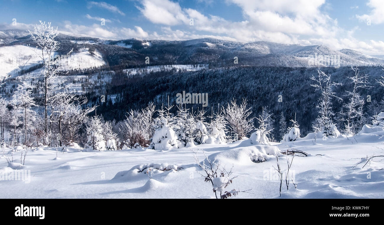 Inverno Beskids montagne con la neve, congelati alberi, colline e cielo blu con nuvole vicino Wielka Racza hill in Zywiec Beskids montagne sul polacco - Lo slovacco Foto Stock