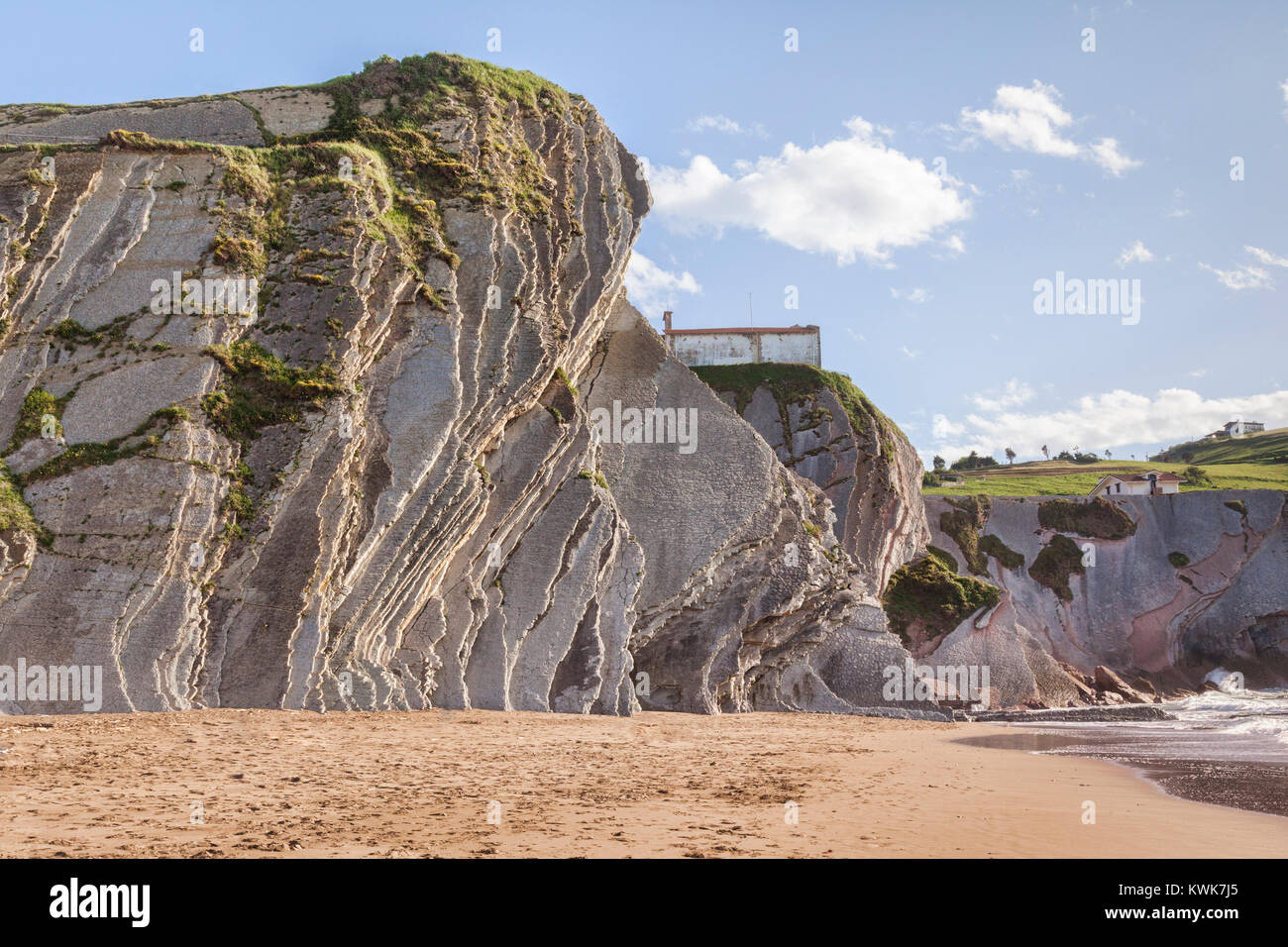 Le scogliere di flysch nel parco geologico a Spiaggia di Itzurun, Zumaia, Paesi Baschi, Spagna. Foto Stock