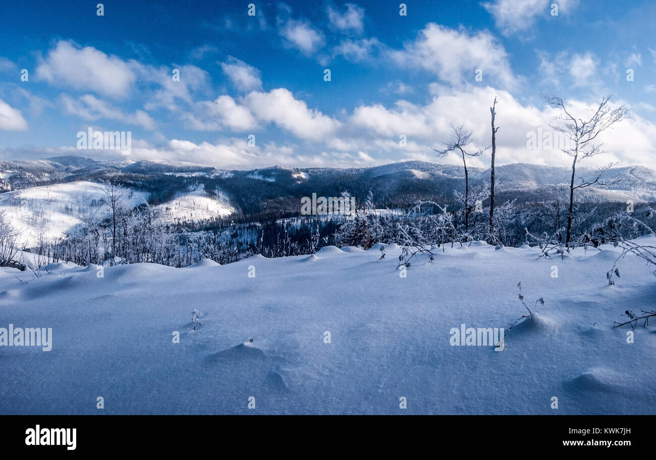In inverno le montagne Beskids panorama con neve, colline e cielo blu con nuvole dal sentiero escursionistico vicino Velka Raca collina di Kysucke Beskydy mountains Foto Stock