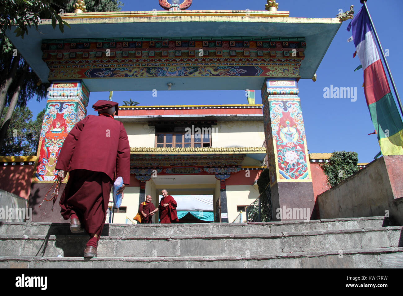 Monaco a piedi all'interno del monastero Shechen in Kathmandu, Nepal Foto Stock