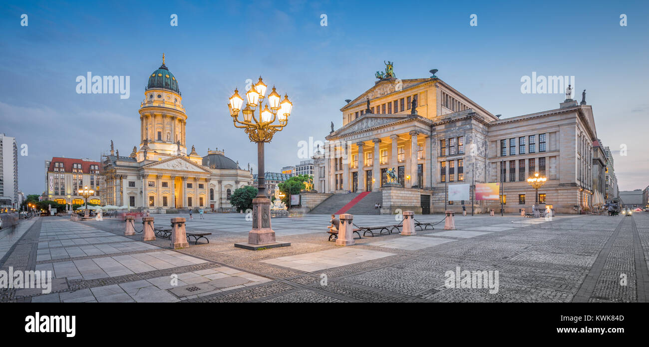 Vista panoramica della famosa piazza Gendarmenmarkt con Berlin Concert Hall e Cattedrale Tedesca nel crepuscolo durante ore Blu al tramonto, Berlin Mitte Foto Stock