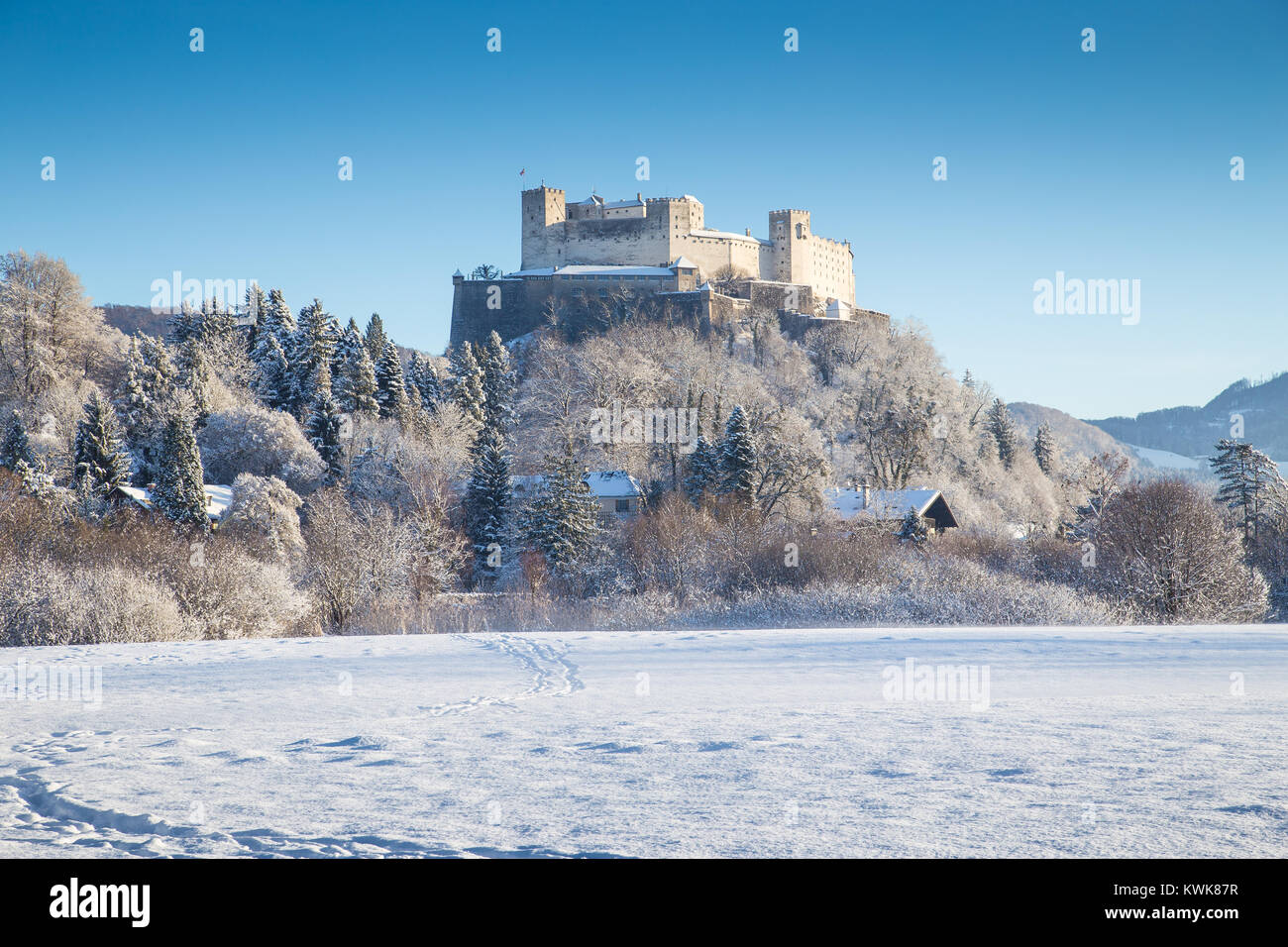 Bellissima vista della famosa Fortezza di Hohensalzburg in bella la luce del mattino al sorgere del sole in inverno, a Salisburgo Salzburger Land, Austria Foto Stock