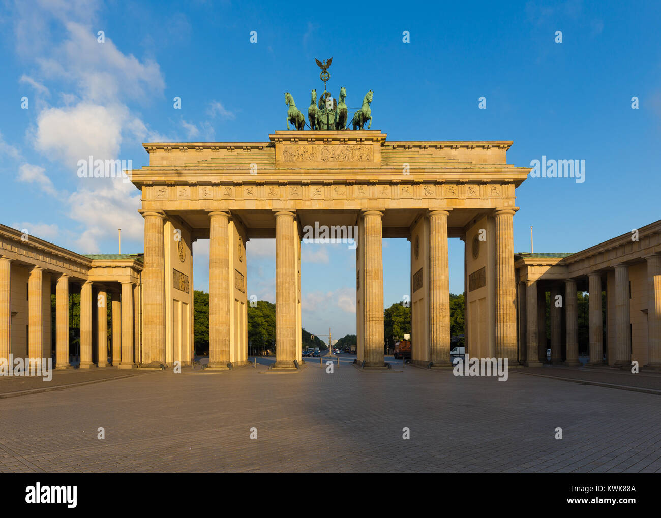 Famoso Brandenburger Tor (Porta di Brandeburgo), uno dei più noti monumenti e simboli nazionali della Germania, in golden. La luce del mattino, Berlino Foto Stock
